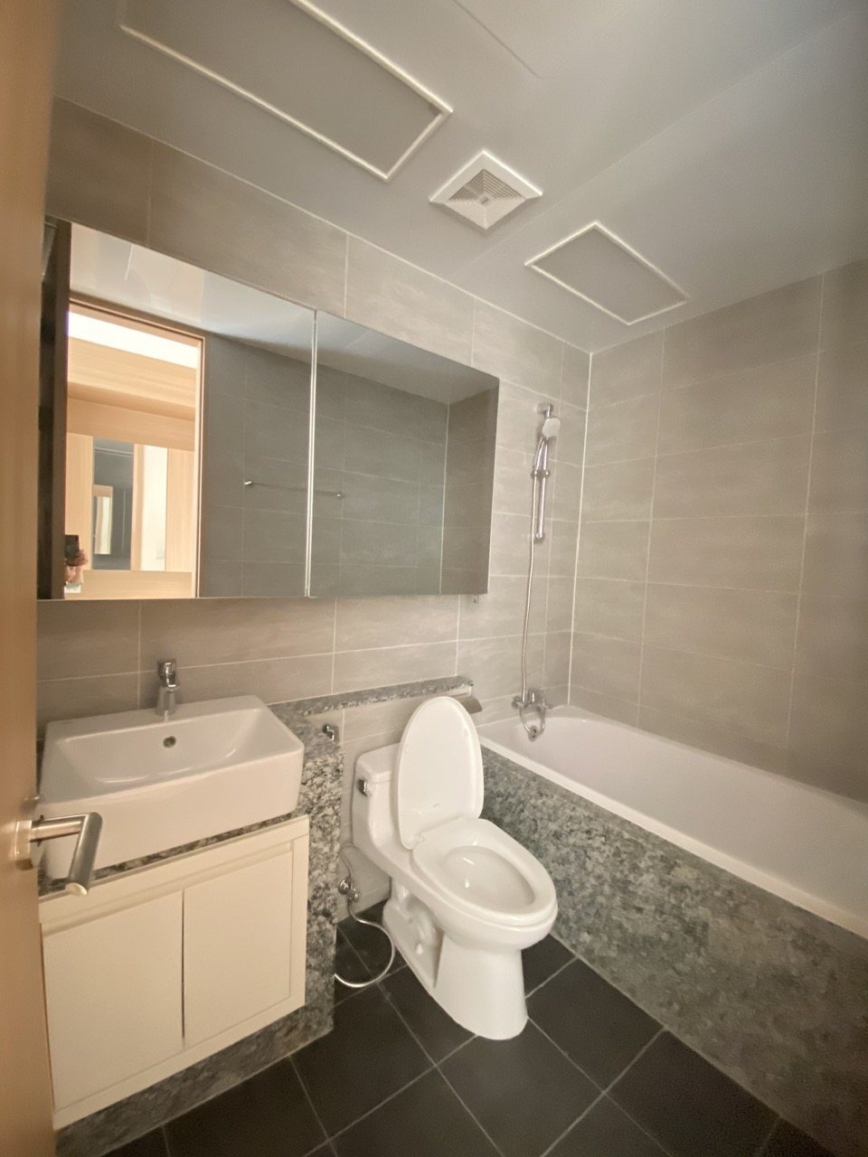 Cho thuê căn D-101m2 full đồ mới, tầng cao, hướng Nam tòa 903 Starlake 9