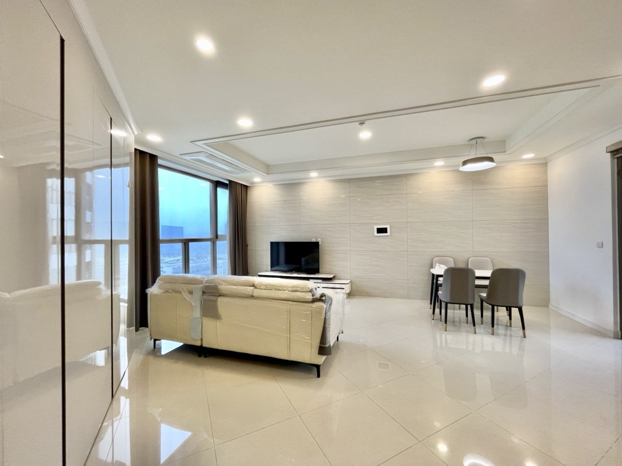 Cho thuê căn E-109,8m2 full đồ tầng cao view đẹp nhất tòa 903 Starlake 2