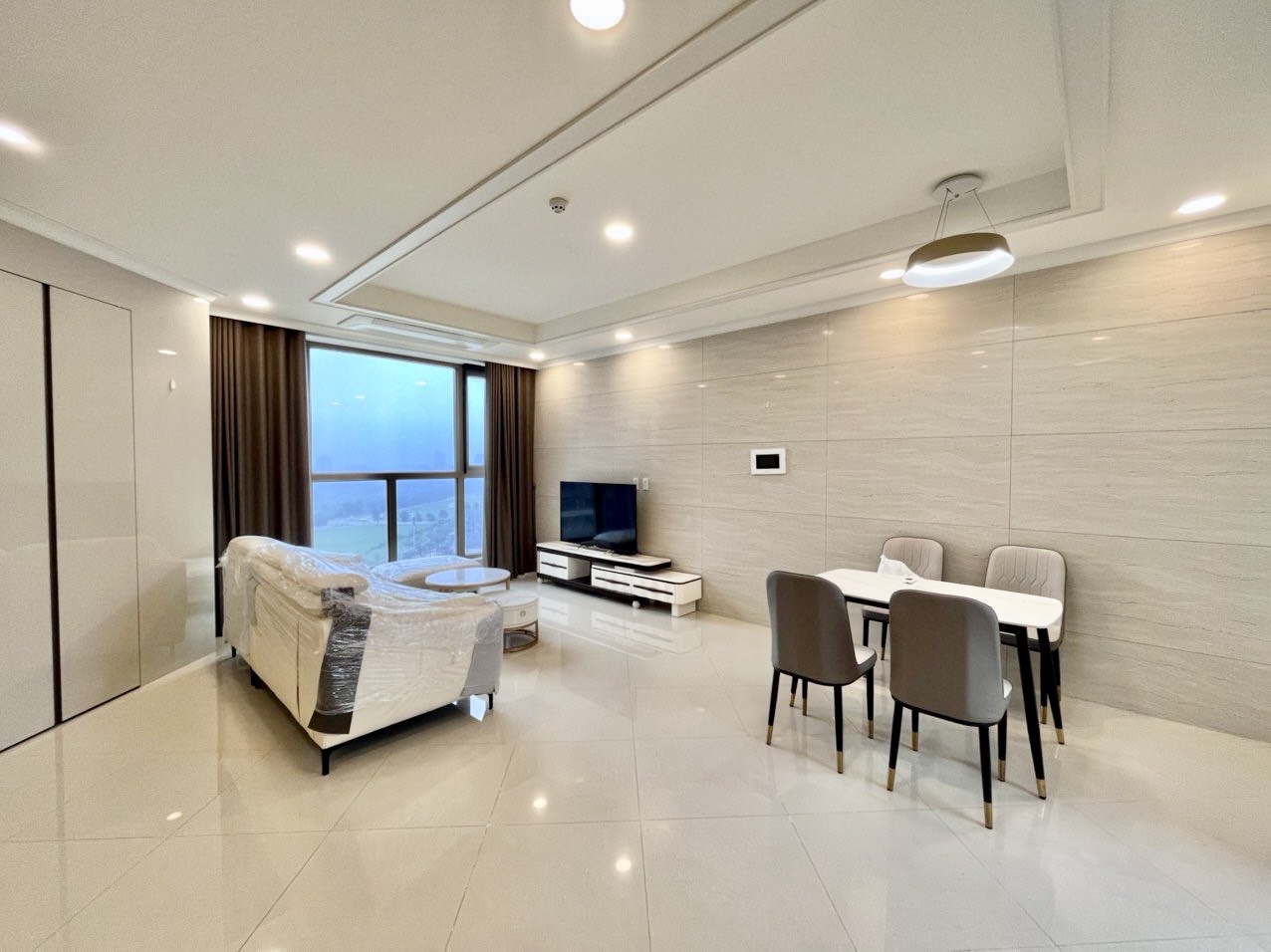 Cho thuê căn E-109,8m2 full đồ tầng cao view đẹp nhất tòa 903 Starlake 3