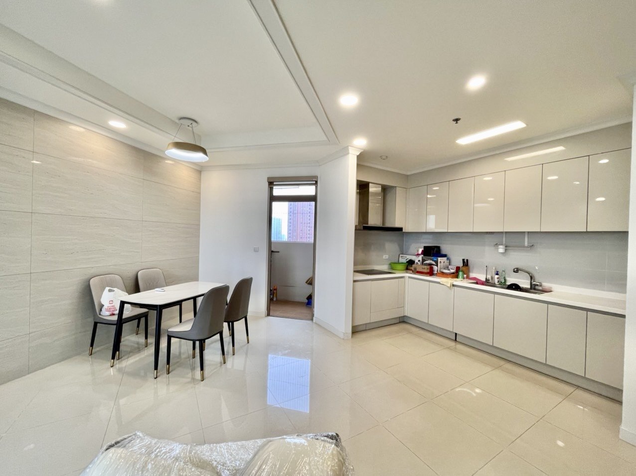 Cho thuê căn E-109,8m2 full đồ tầng cao view đẹp nhất tòa 903 Starlake 4