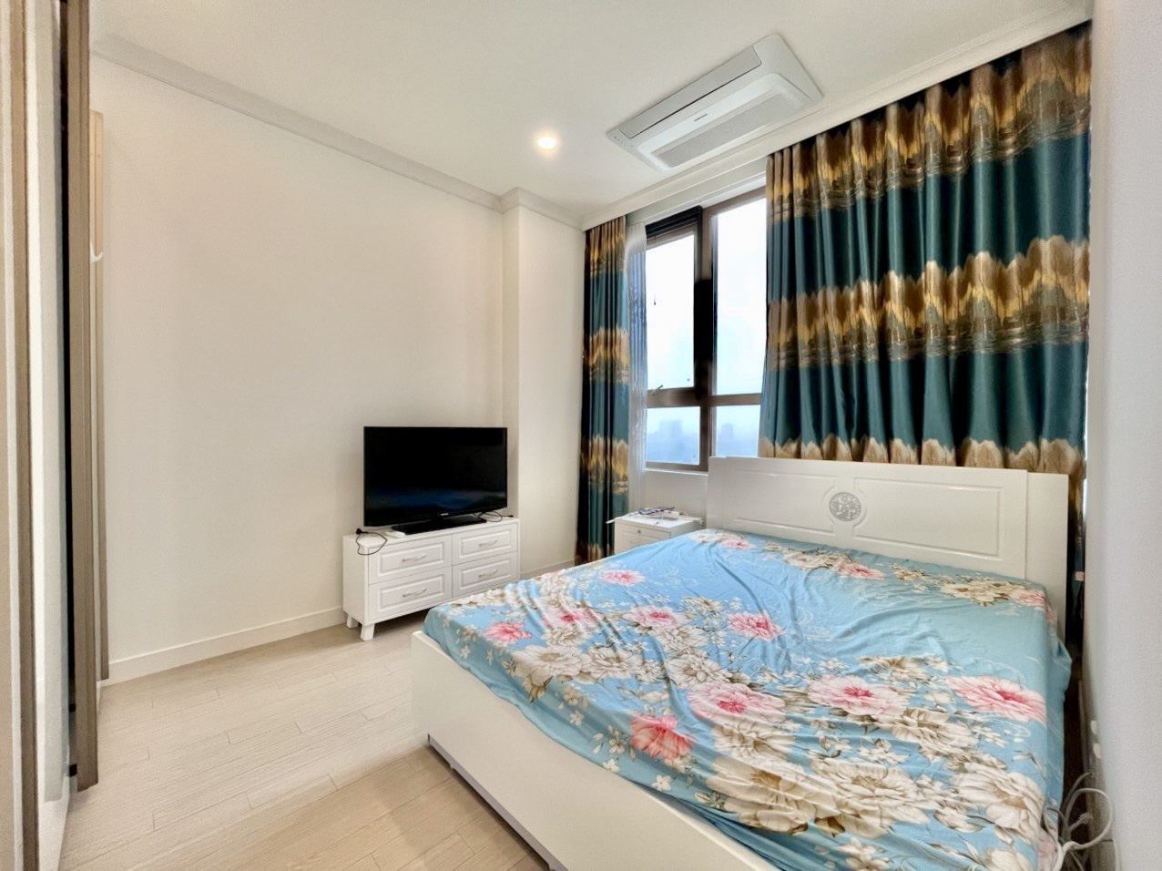 Cho thuê căn E-109,8m2 full đồ tầng cao view đẹp nhất tòa 903 Starlake 5