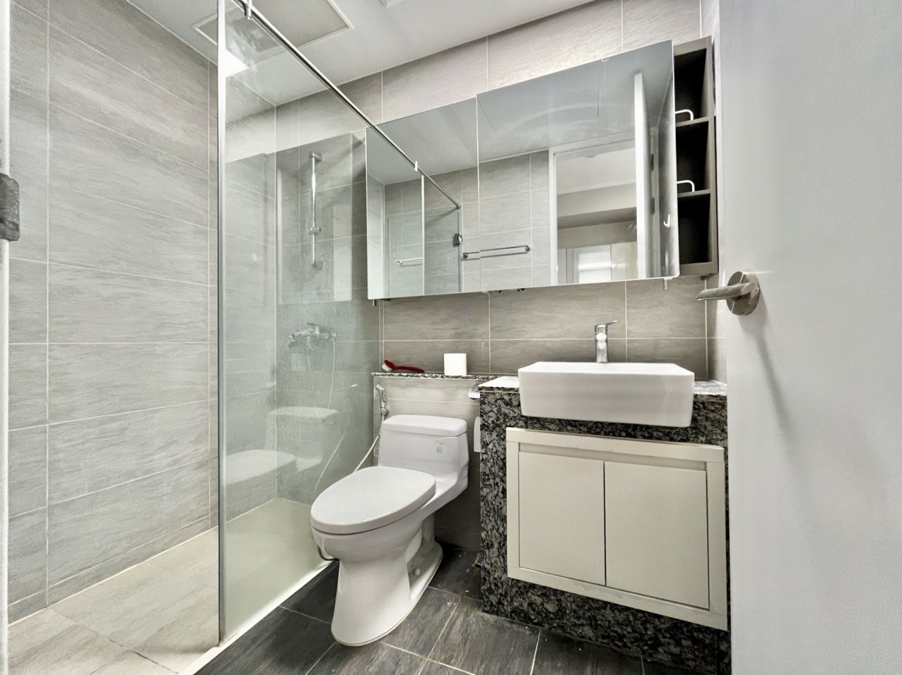 Cho thuê căn E-109,8m2 full đồ tầng cao view đẹp nhất tòa 903 Starlake 8