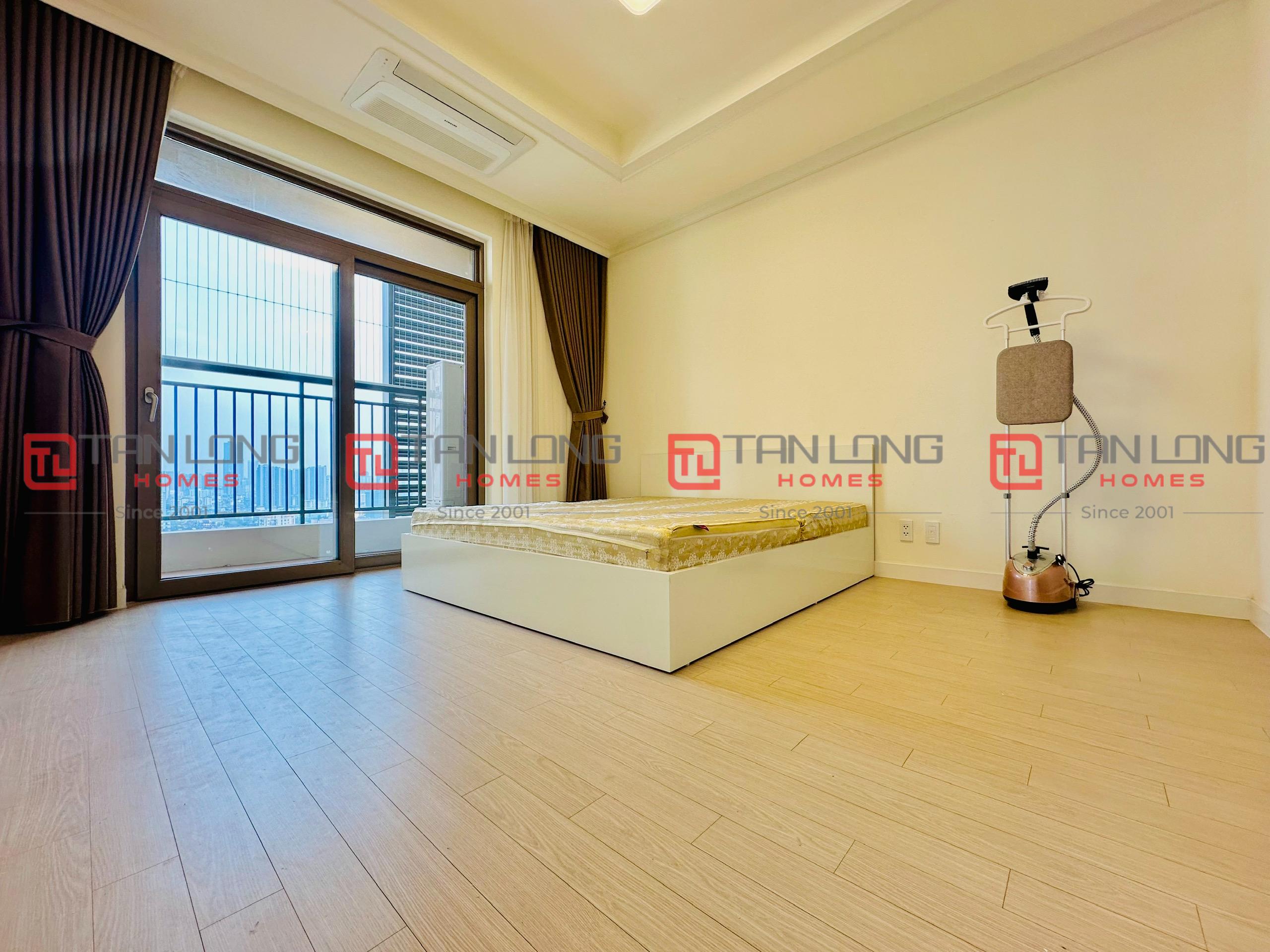 Cho thuê căn E-109,8m2 full đồ tầng cao view hồ đẹp tòa 901 Starlake 10