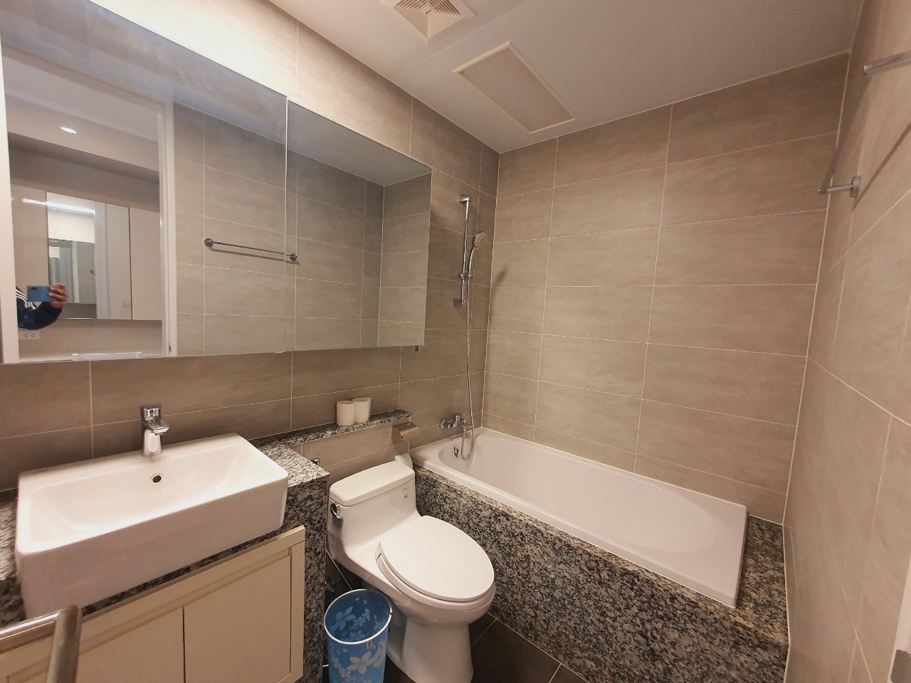 Cho thuê căn E-110m2 full đồ view biệt thự đẳng cấp tòa 901 Starlake 7