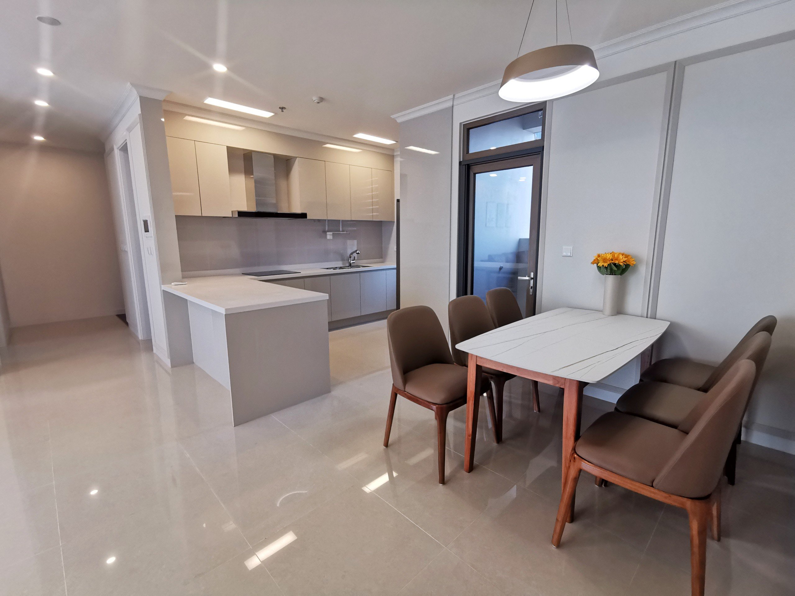 Cho thuê căn góc 3PN/112m2 full đồ, tầng trung view biệt thự tòa 902 Starlake 2