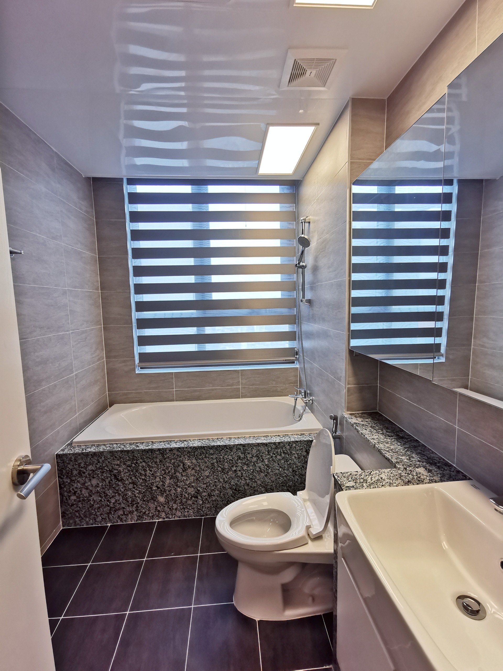 Cho thuê căn góc 3PN/112m2 full đồ, tầng trung view biệt thự tòa 902 Starlake 10