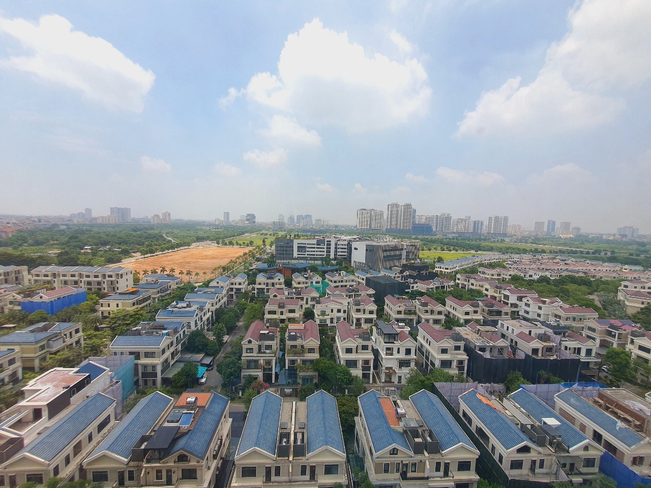 Cho thuê căn góc 3PN/112m2 full đồ, tầng trung view biệt thự tòa 902 Starlake 11