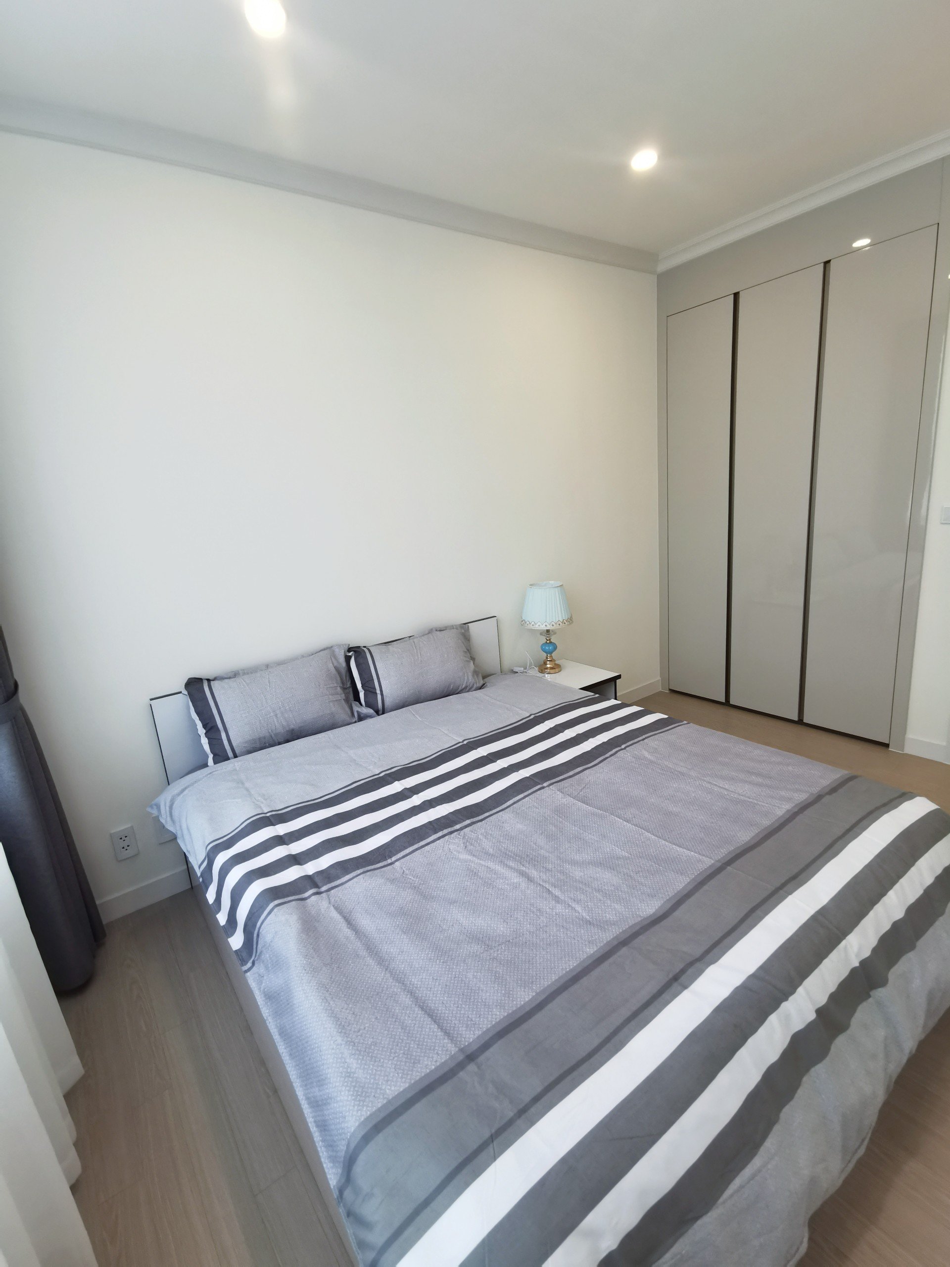 Cho thuê căn góc 3PN/112m2 full đồ, tầng trung view biệt thự tòa 902 Starlake 6