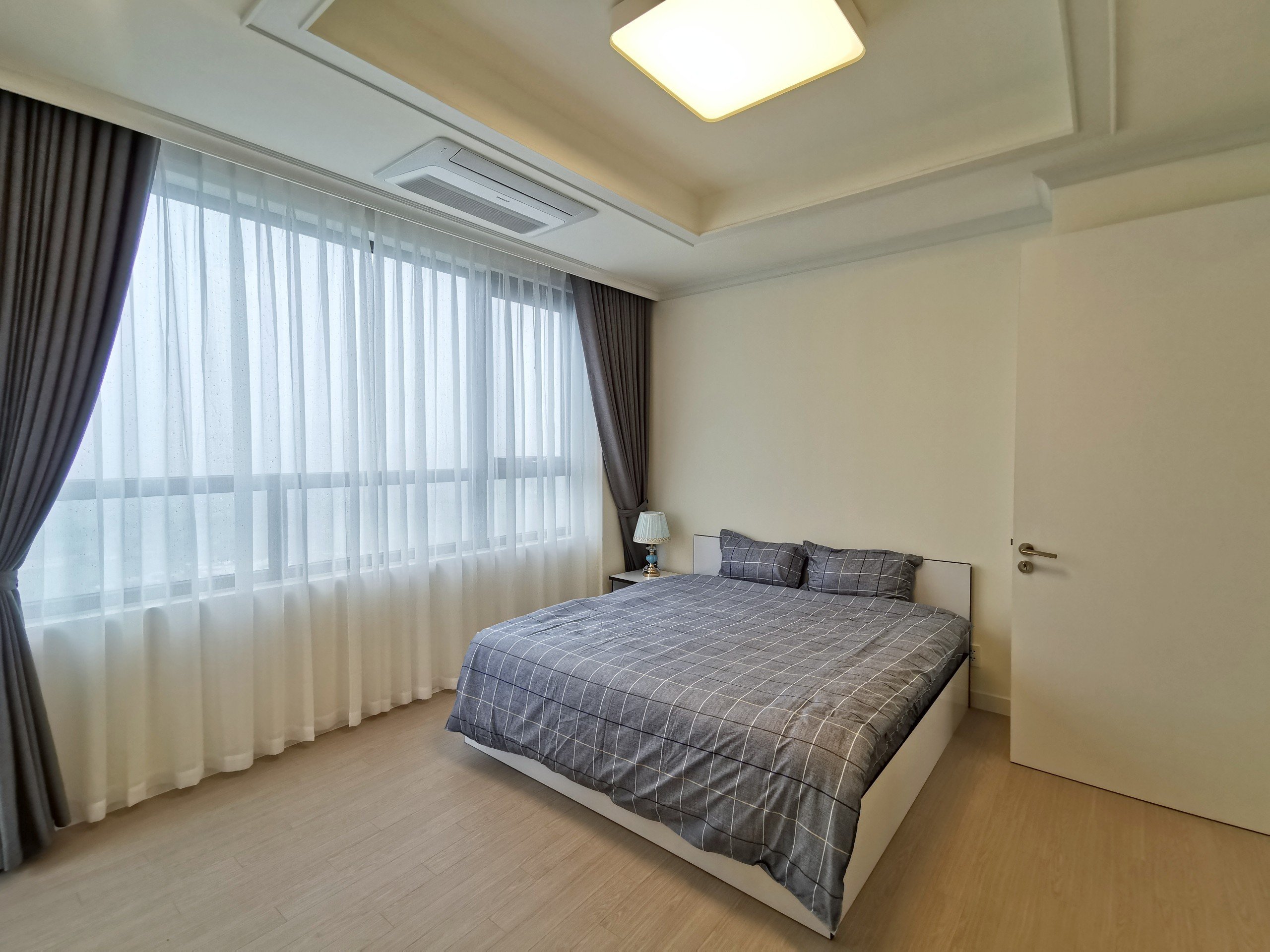 Cho thuê căn góc 3PN/112m2 full đồ, tầng trung view biệt thự tòa 902 Starlake 7