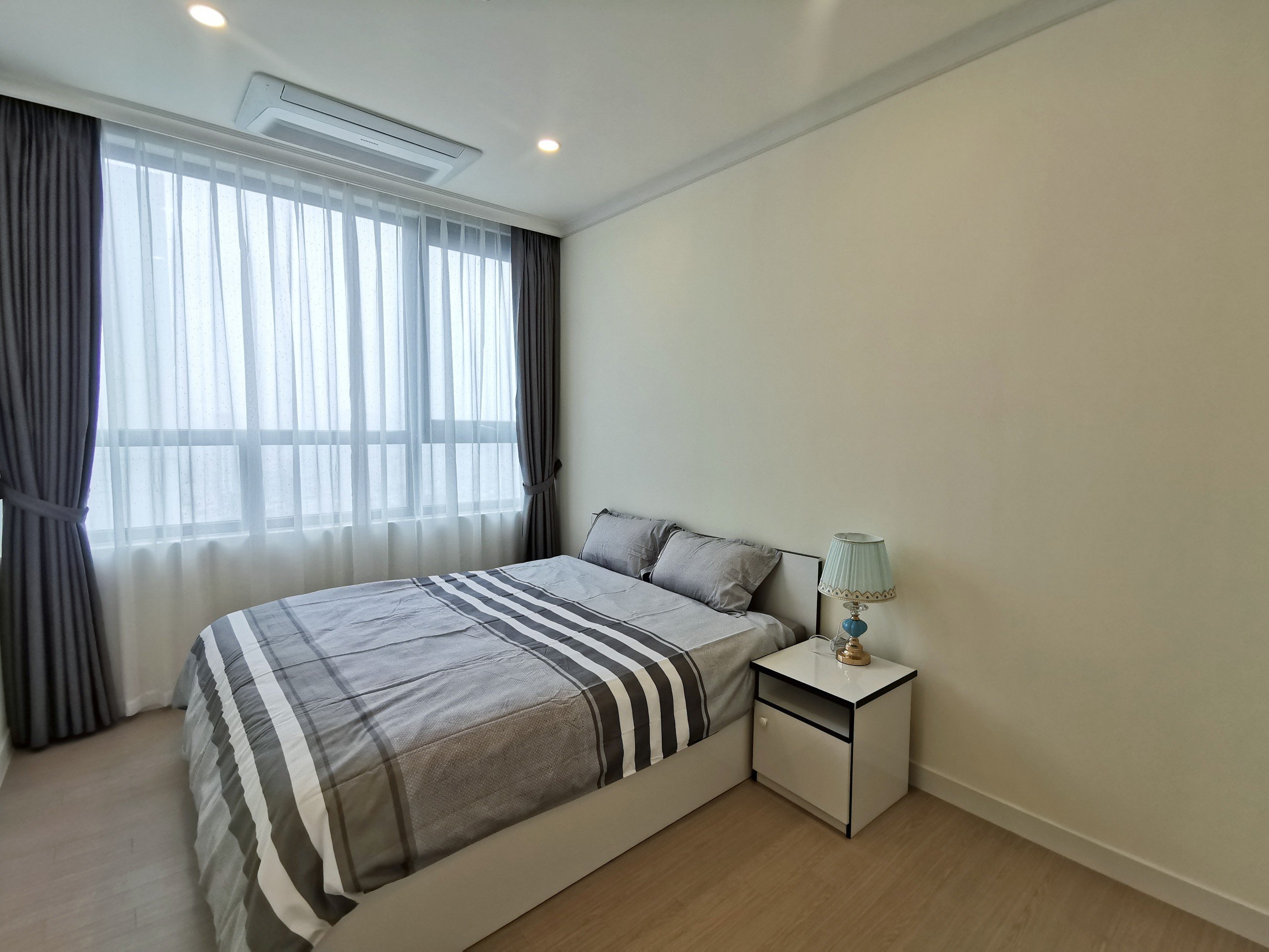 Cho thuê căn góc 3PN/112m2 full đồ, tầng trung view biệt thự tòa 902 Starlake 8