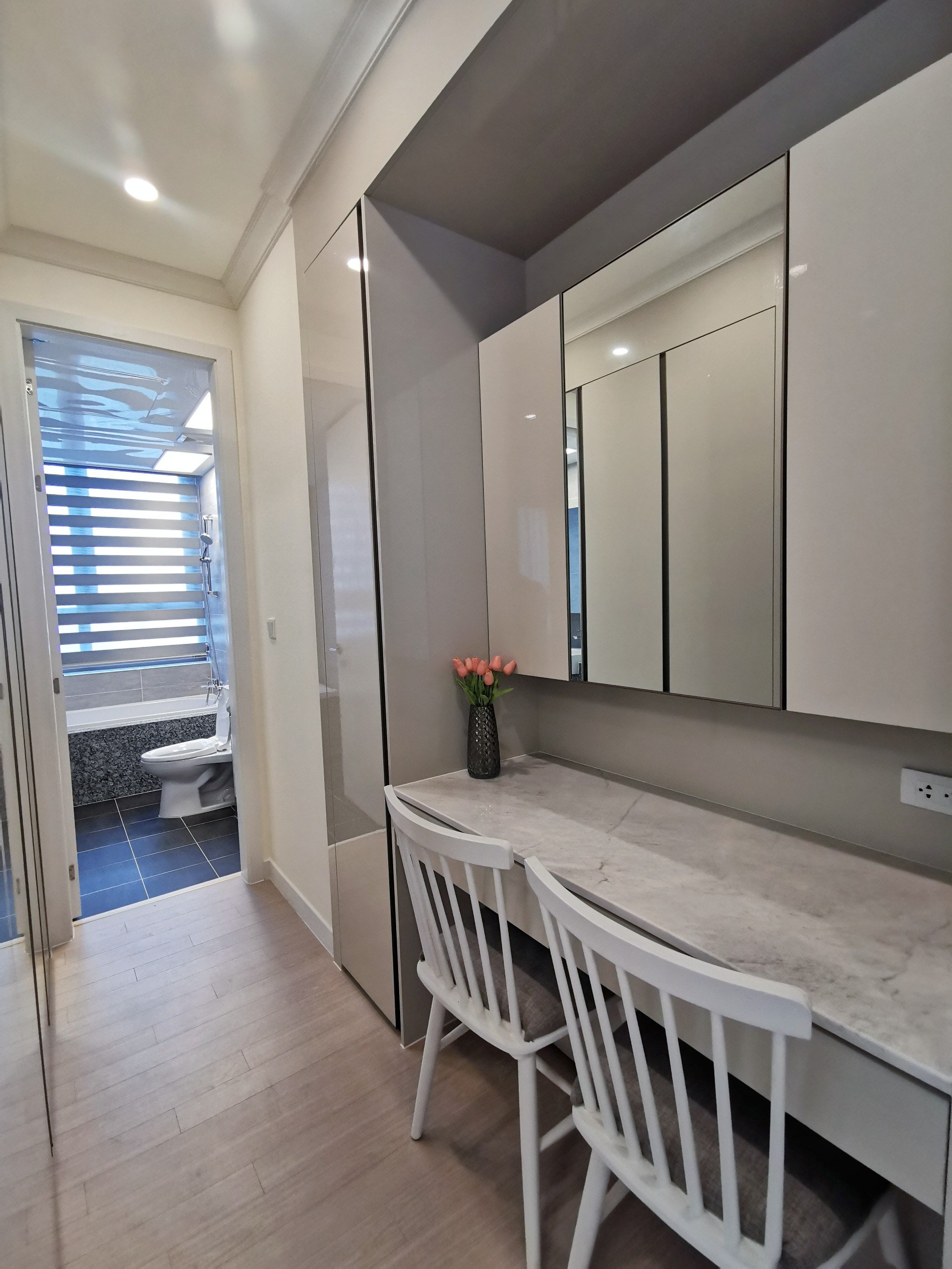 Cho thuê căn góc 3PN/112m2 full đồ, tầng trung view biệt thự tòa 902 Starlake 9