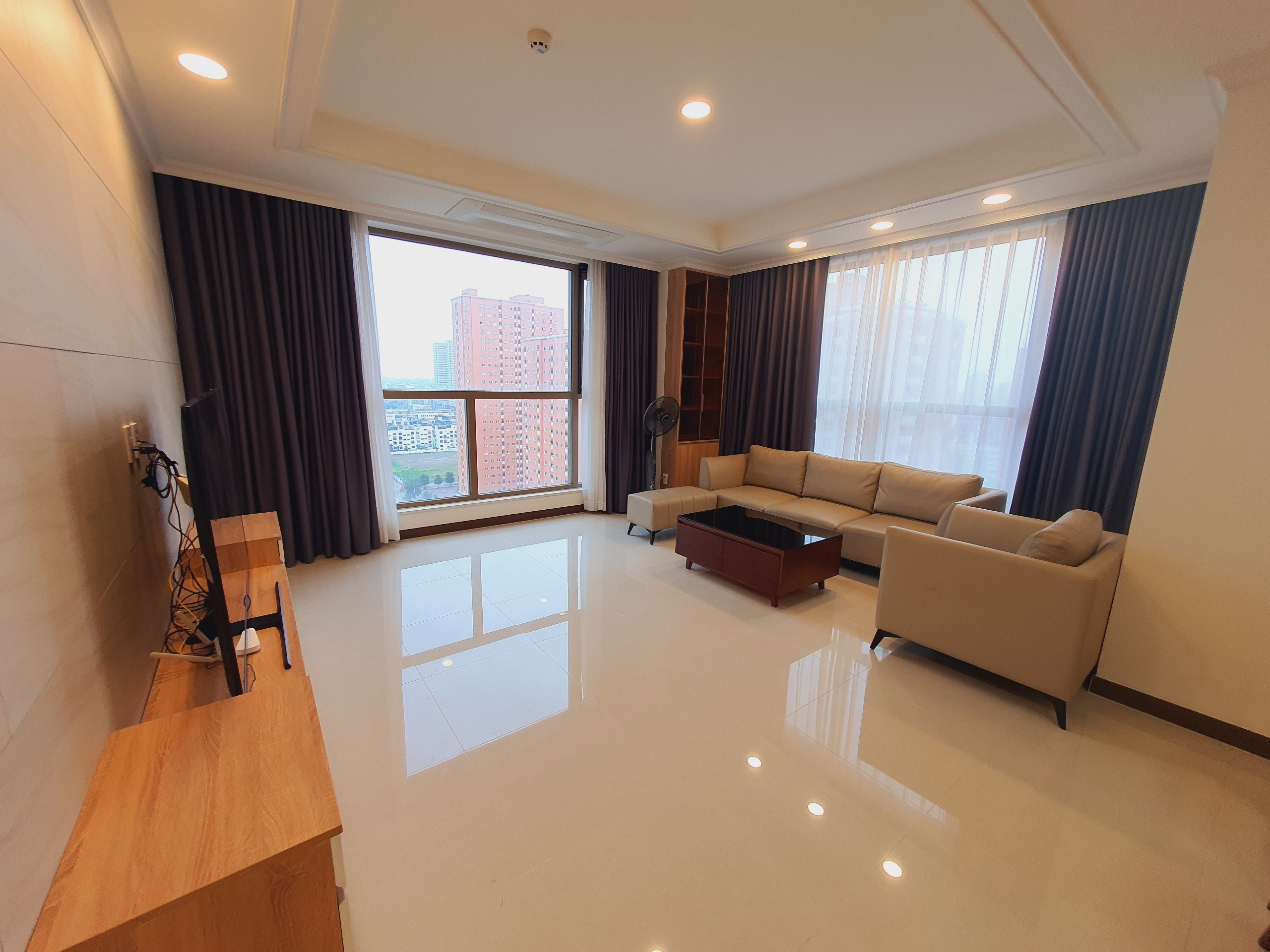 Cho thuê căn H-125m2 tầng cao, full đồ, view Hồ đẳng cấp tòa 903 Starlake 1