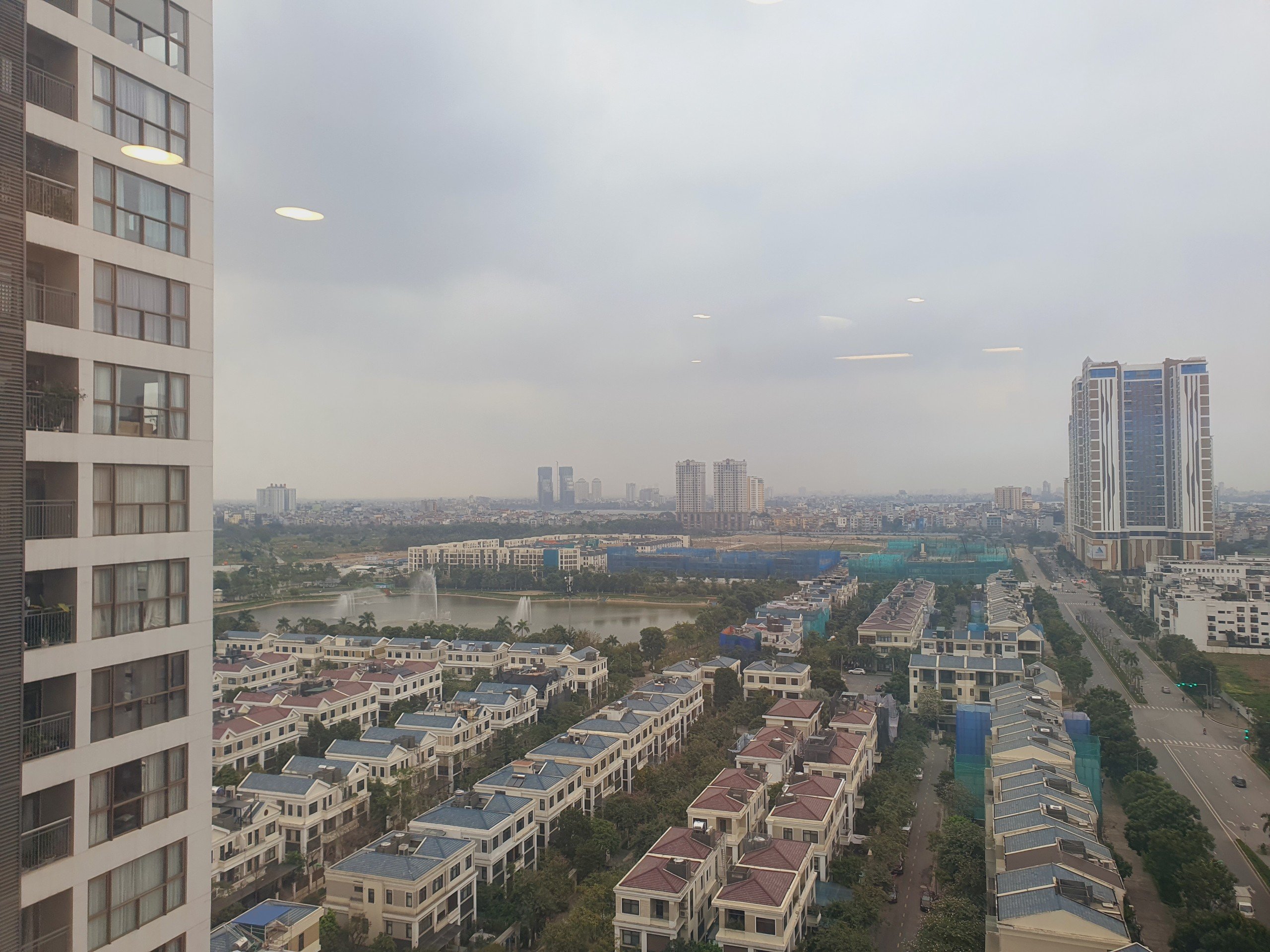 Cho thuê căn H-125m2 tầng cao, full đồ, view Hồ đẳng cấp tòa 903 Starlake 13