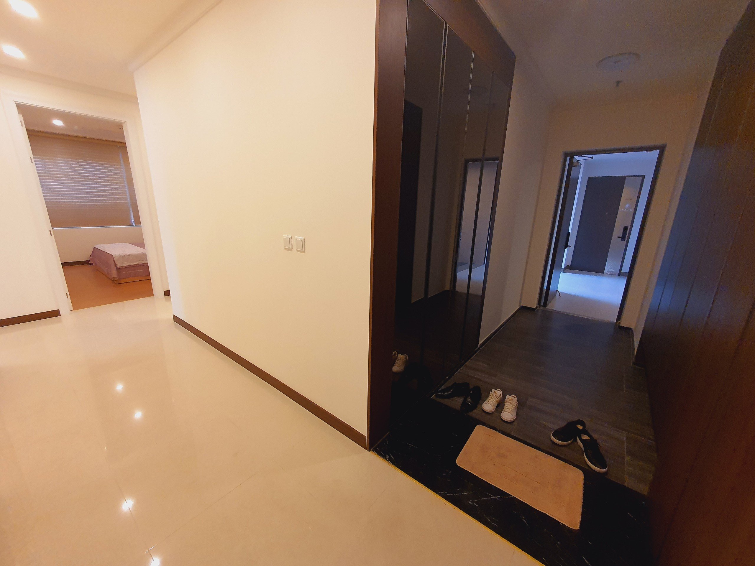 Cho thuê căn H-125m2 tầng cao, full đồ, view Hồ đẳng cấp tòa 903 Starlake 5