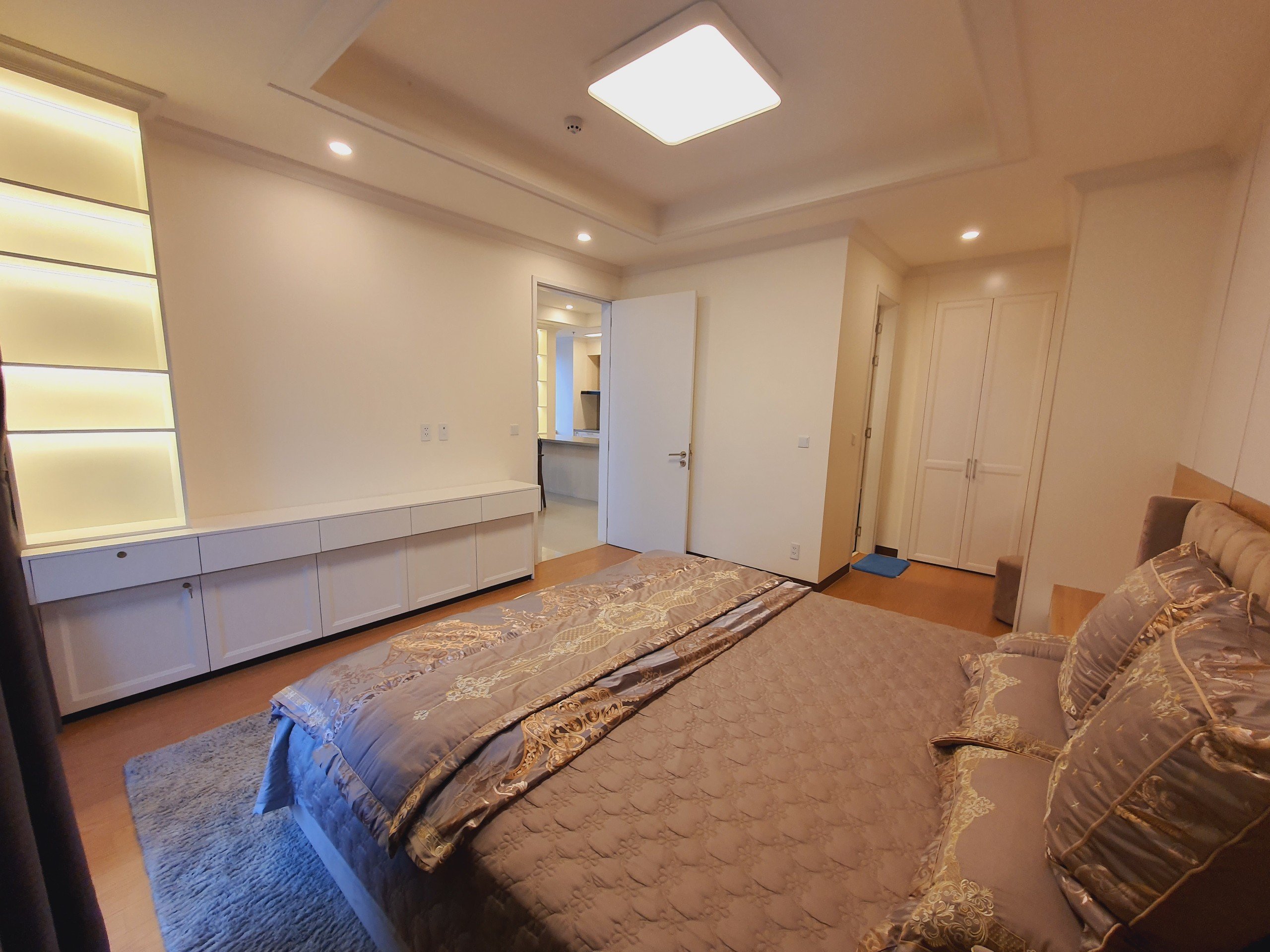 Cho thuê căn H-125m2 tầng cao, full đồ, view Hồ đẳng cấp tòa 903 Starlake 8