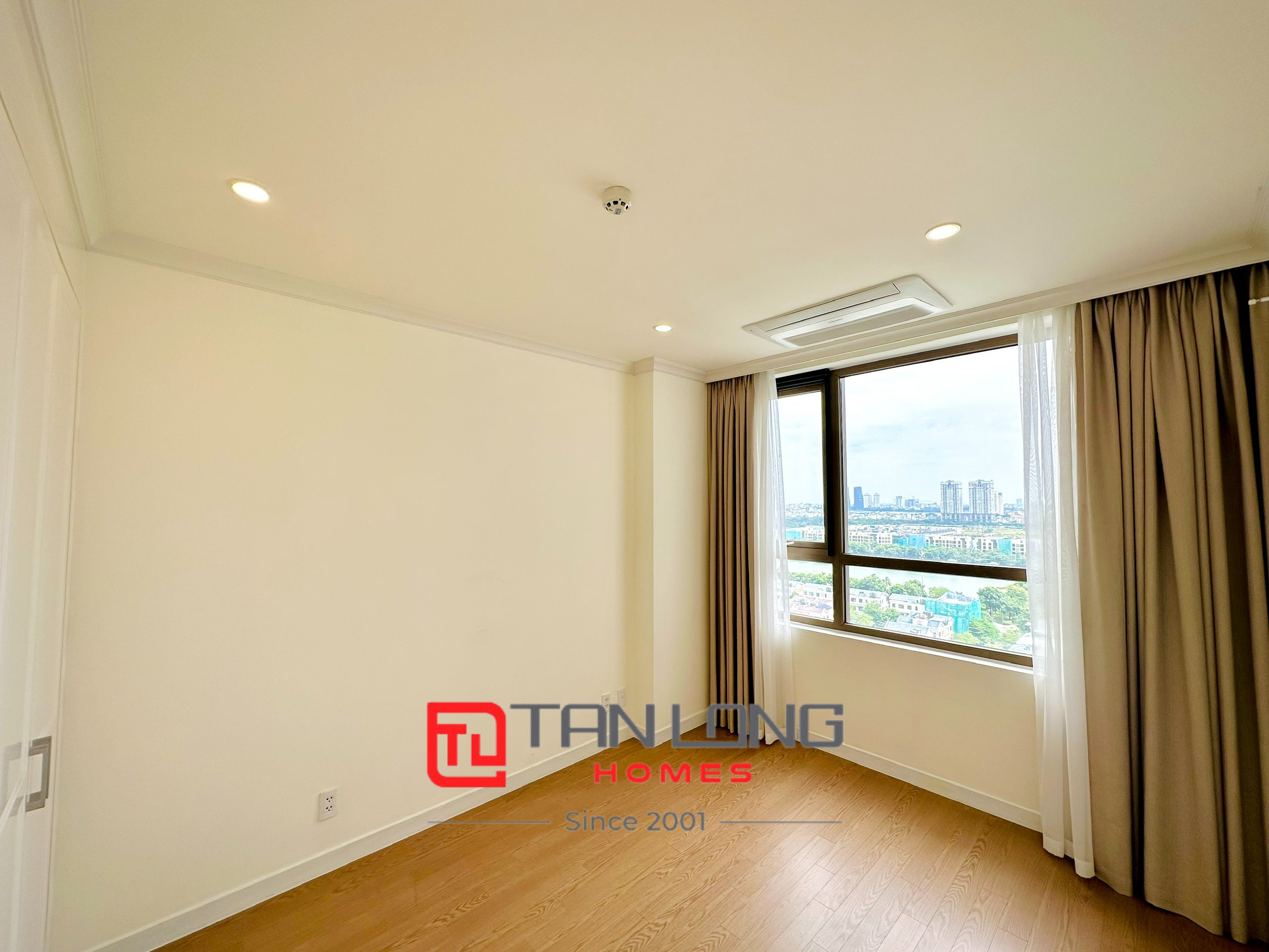 Cho thuê căn H-125m2 view hồ, nội thất nguyên bản tại 903 Starlake 10