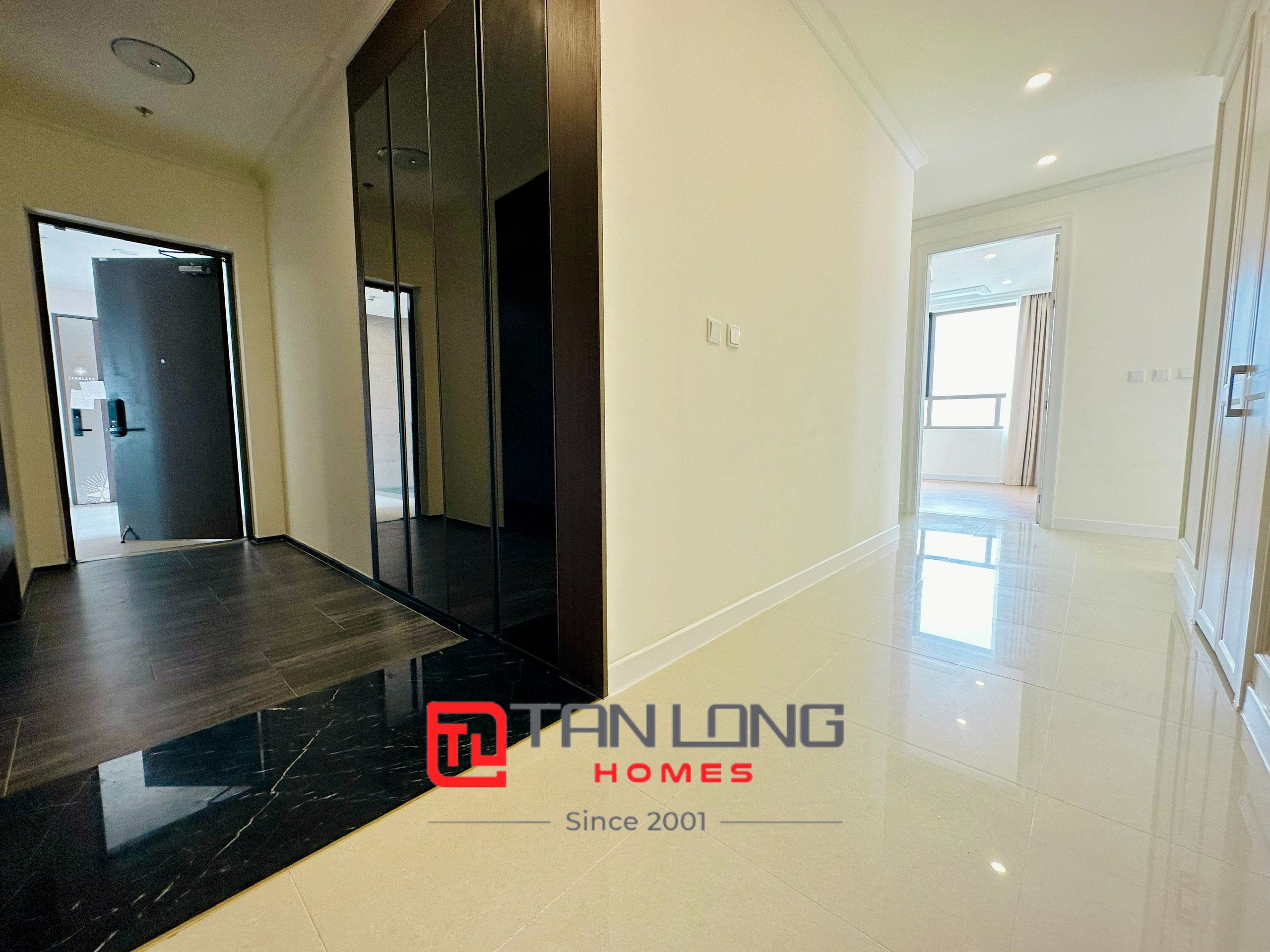 Cho thuê căn H-125m2 view hồ, nội thất nguyên bản tại 903 Starlake 13