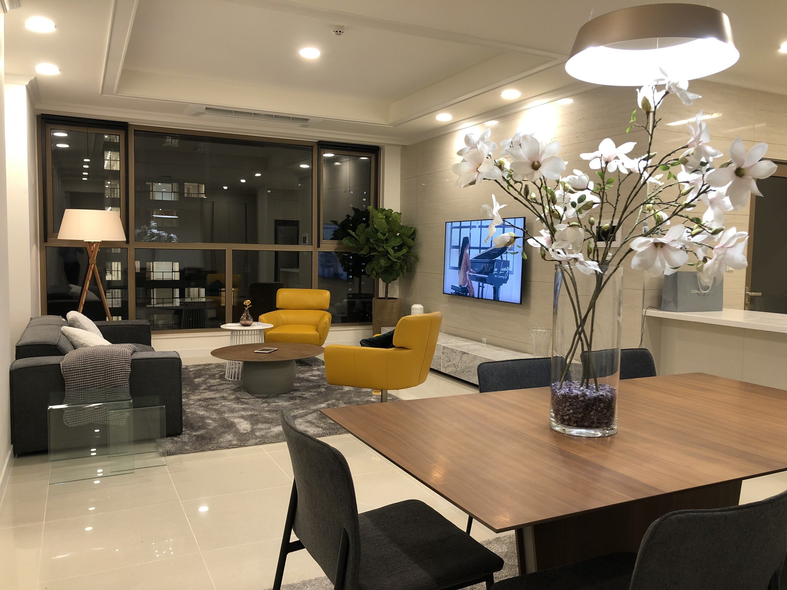 cho thuê căn hộ 03 phòng ngủ siêu đẹp tầng trung gấp 3