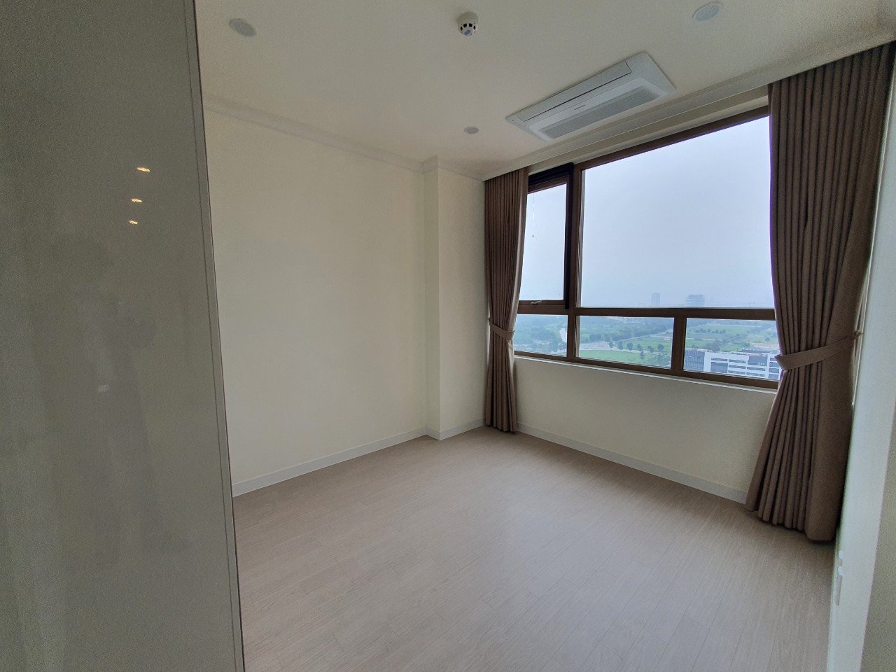 cho thuê căn hộ 03 phòng ngủ starlake 8