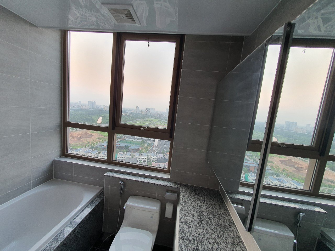 cho thuê căn hộ 03 phòng ngủ tầng cao View Hồ Starlake 2