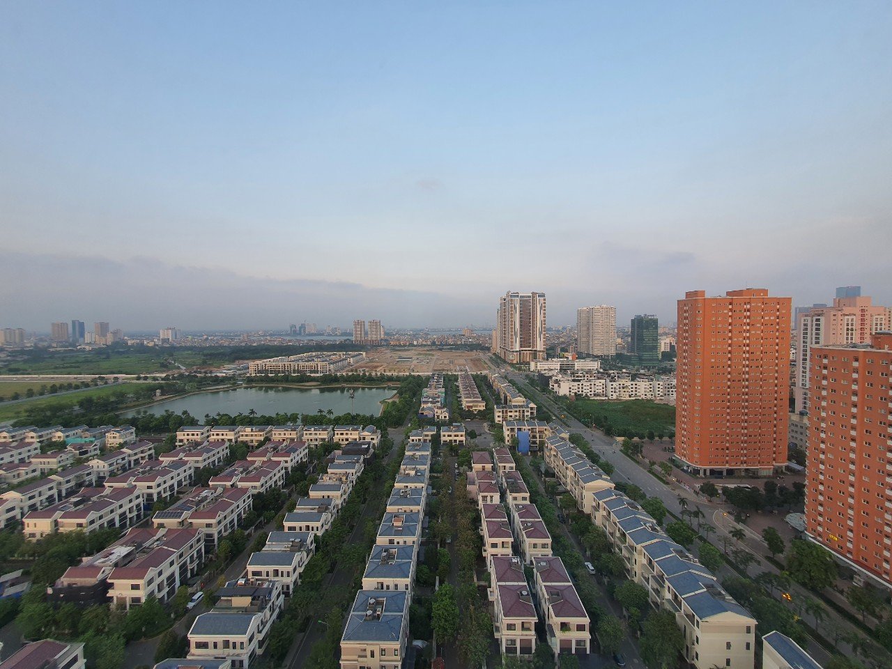 cho thuê căn hộ 03 phòng ngủ tầng cao View Hồ Starlake 8