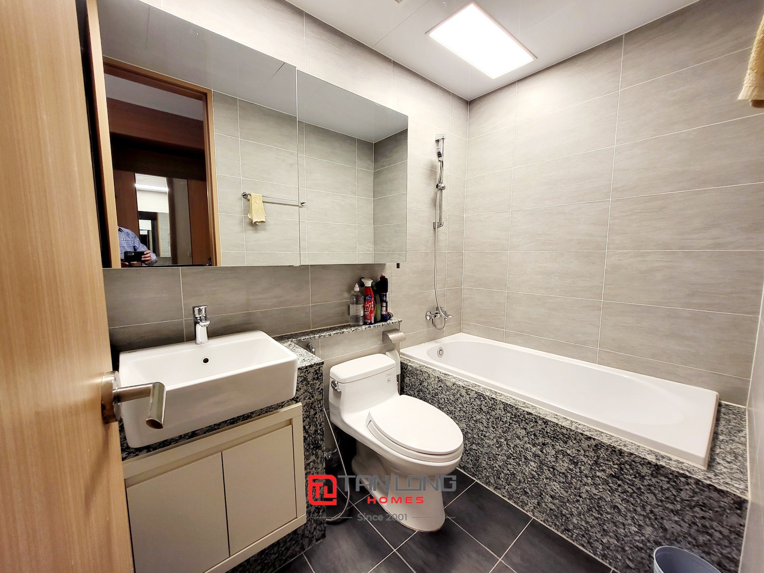 Cho thuê căn hộ 2 ngủ 101m2 full đồ mới, view đẹp, giá rẻ tại Starlake 9