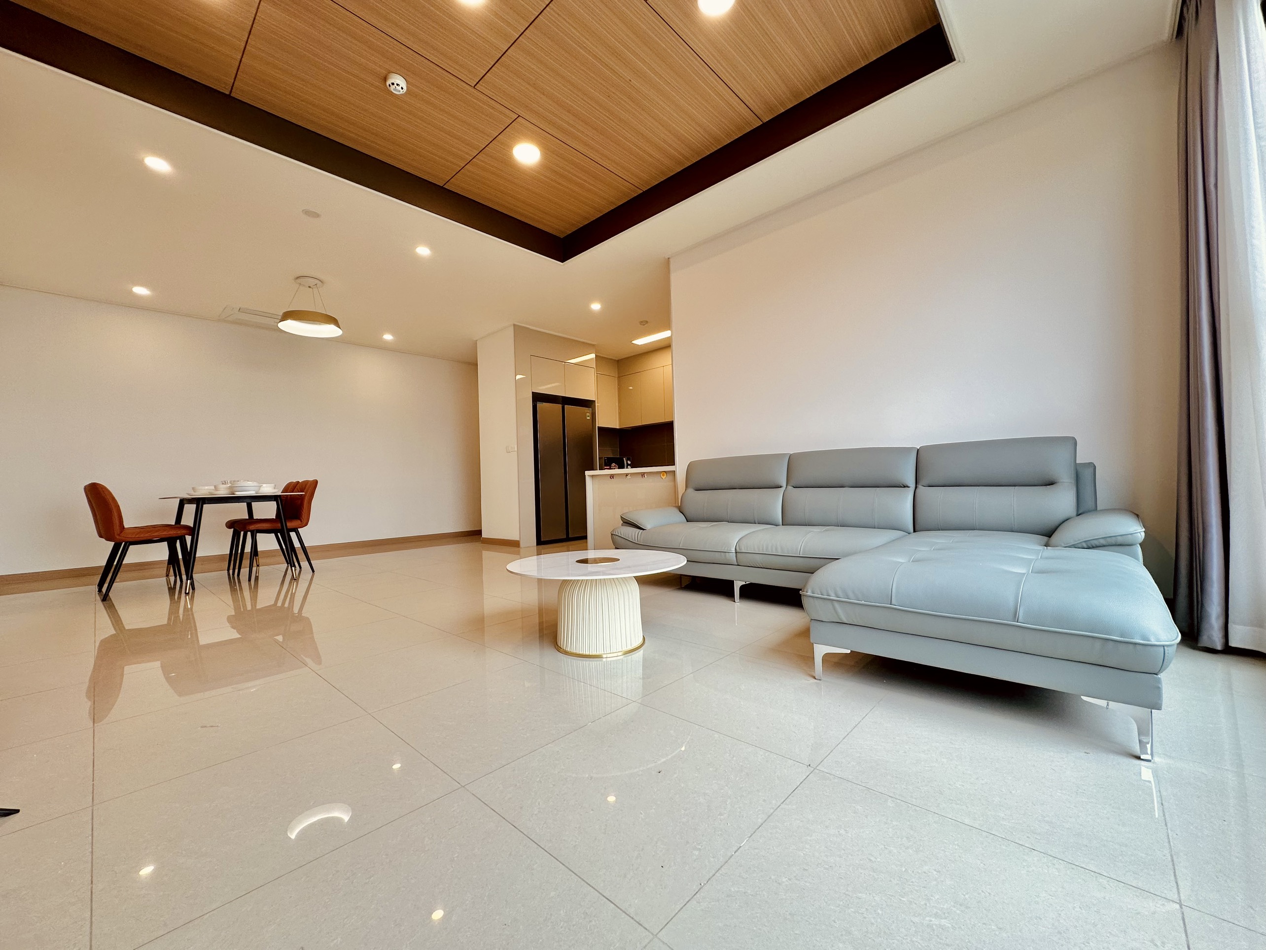 Cho thuê căn hộ 2 ngủ 101m2 full đồ view hồ ban công Đông tòa 903A Starlake 1