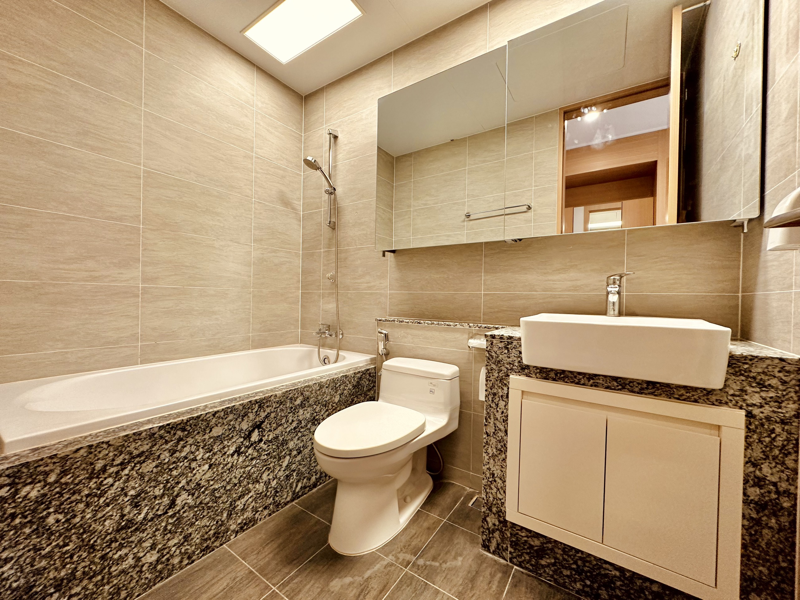 Cho thuê căn hộ 2 ngủ 101m2 full đồ view hồ ban công Đông tòa 903A Starlake 12