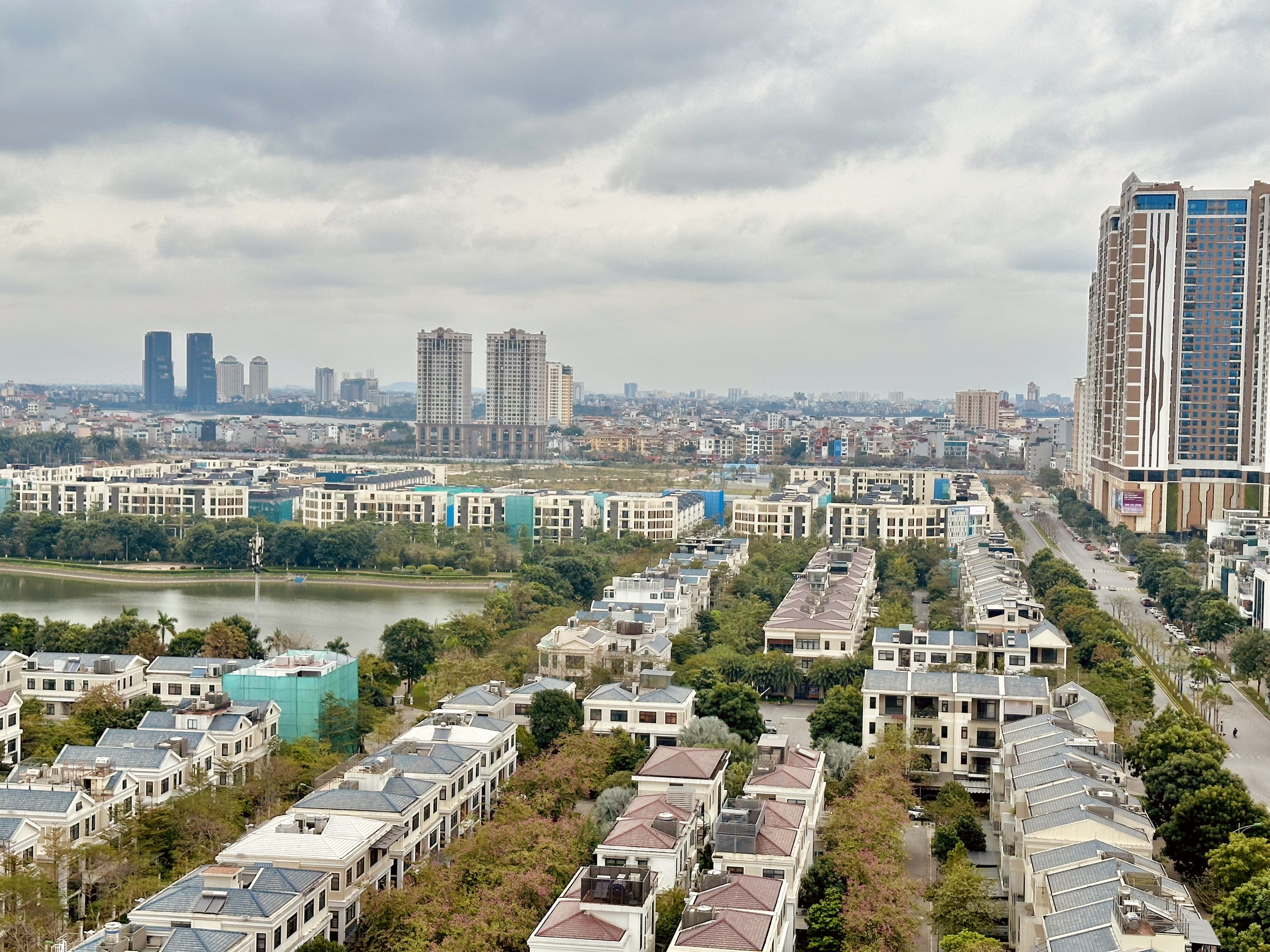 Cho thuê căn hộ 2 ngủ 101m2 full đồ view hồ ban công Đông tòa 903A Starlake 13