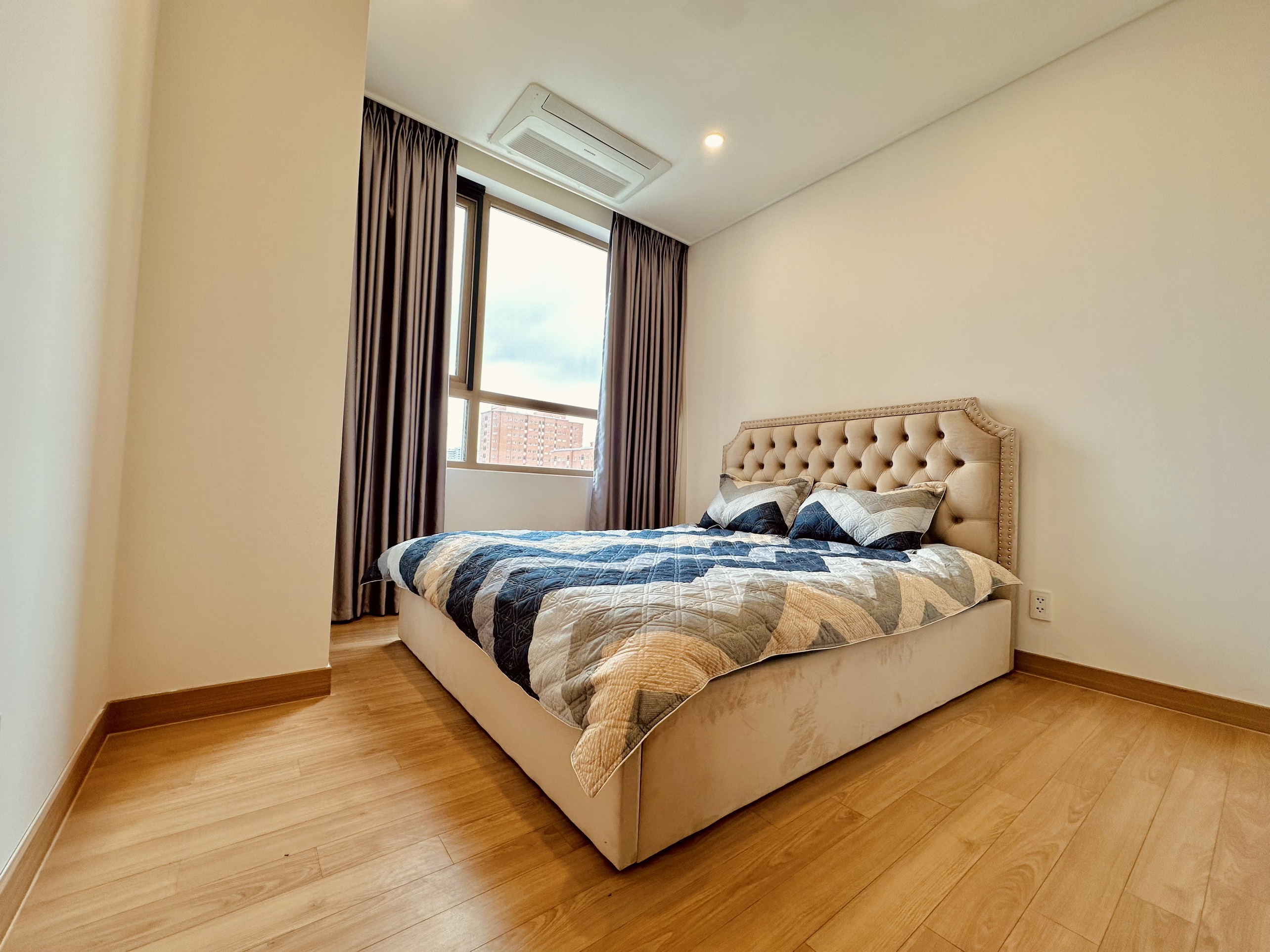 Cho thuê căn hộ 2 ngủ 101m2 full đồ view hồ ban công Đông tòa 903A Starlake 7