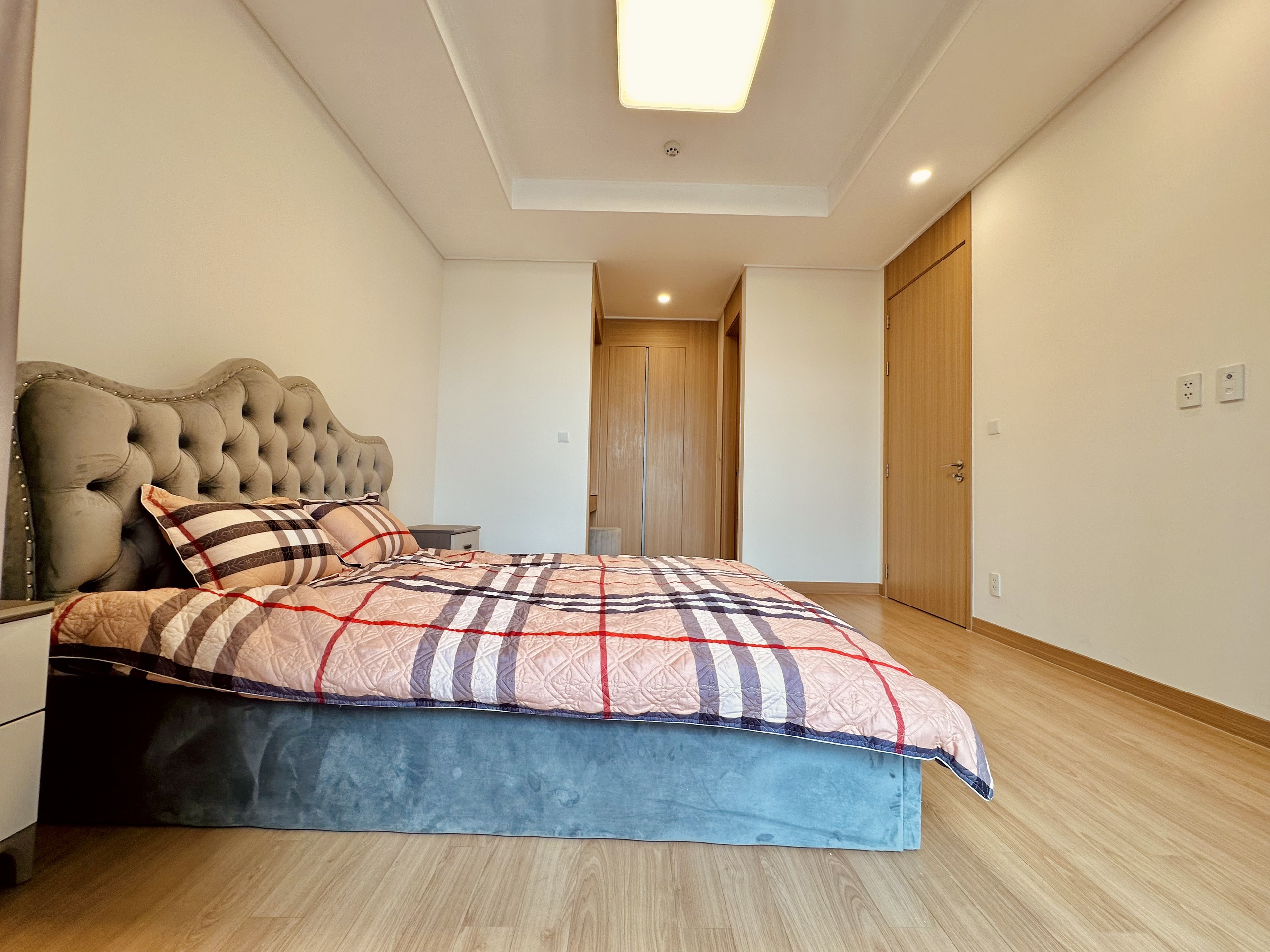 Cho thuê căn hộ 2 ngủ 101m2 full đồ view hồ ban công Đông tòa 903A Starlake 9