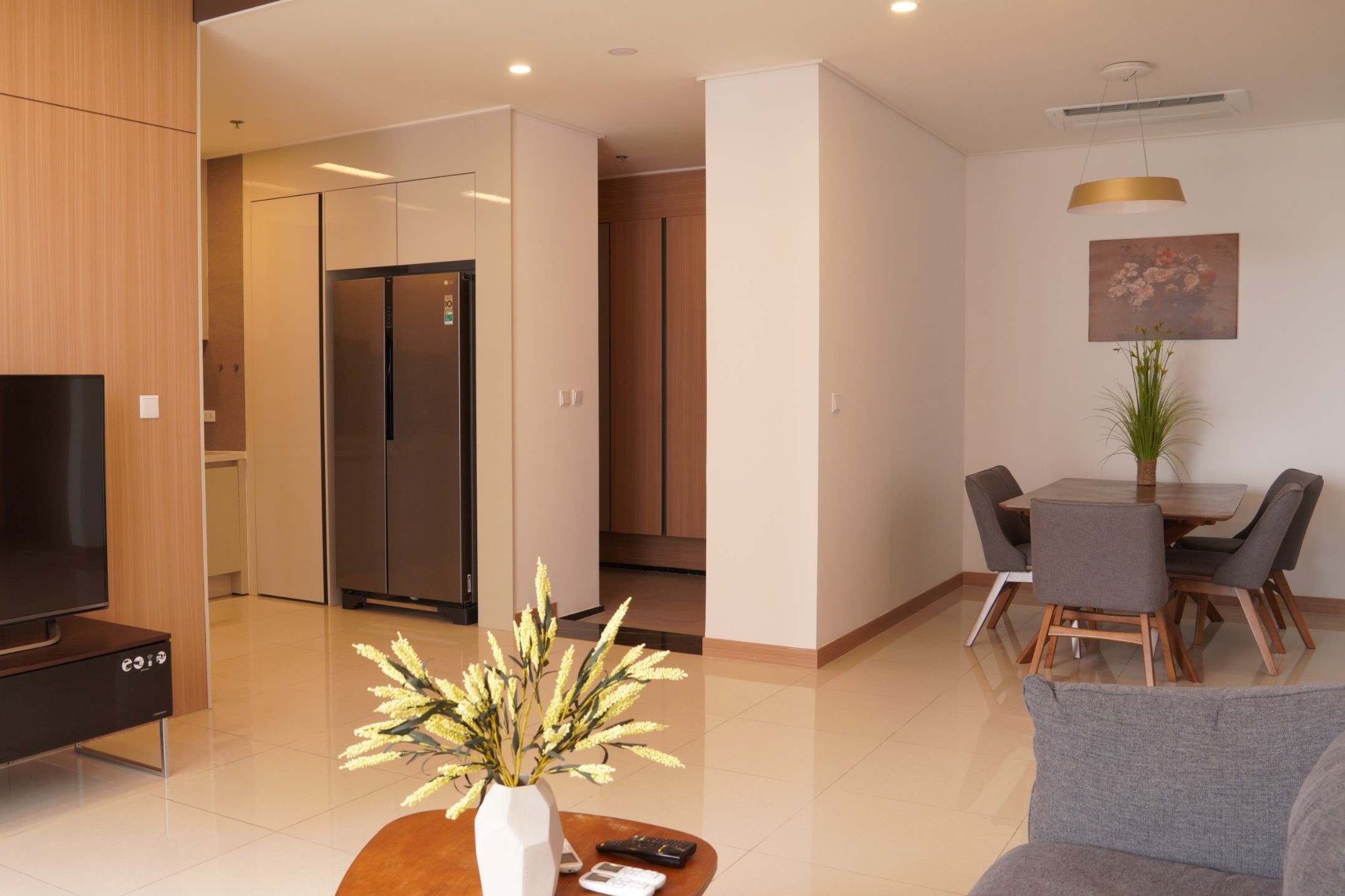 Cho thuê căn hộ 2 ngủ 98m2 full đồ view nội khu tòa 902 Starlake 4