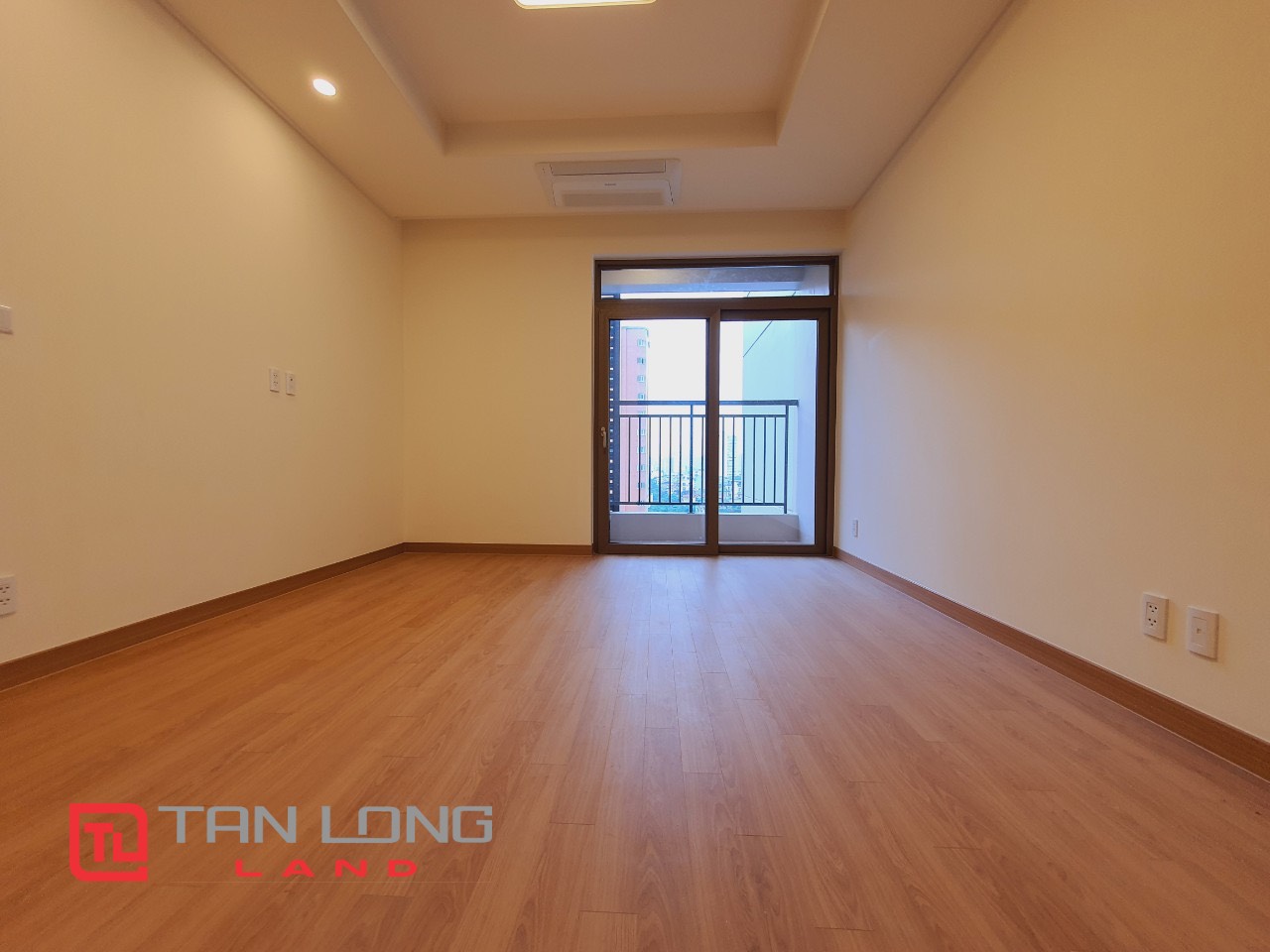 Cho thuê căn hộ 2 ngủ cơ bản view bể bơi tòa 902 Starlake 5