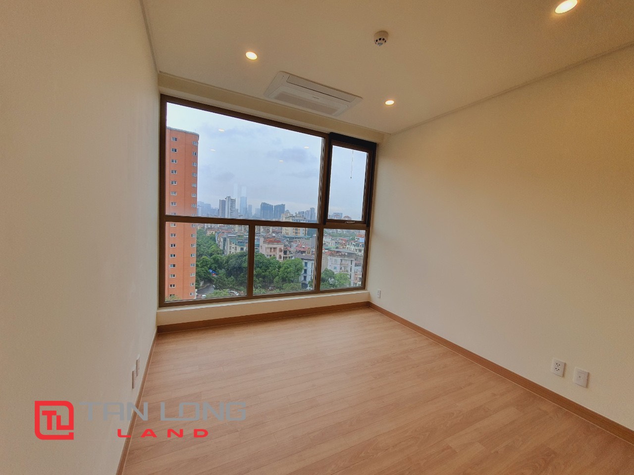 Cho thuê căn hộ 2 ngủ cơ bản view bể bơi tòa 902 Starlake 8