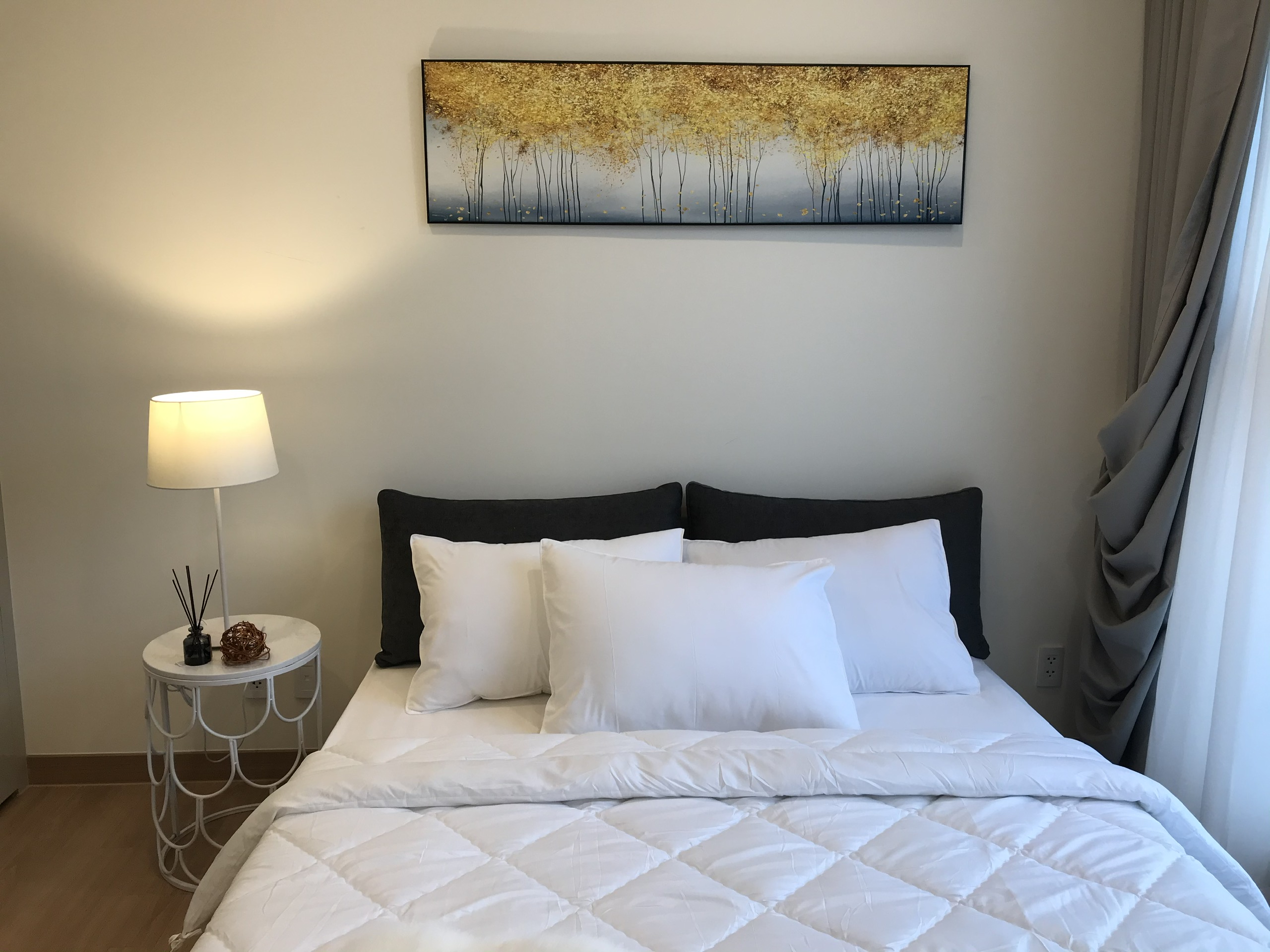 Cho thuê căn hộ 2 phòng ngủ hướng Bắc view biệt thự chung cư Starlake 2