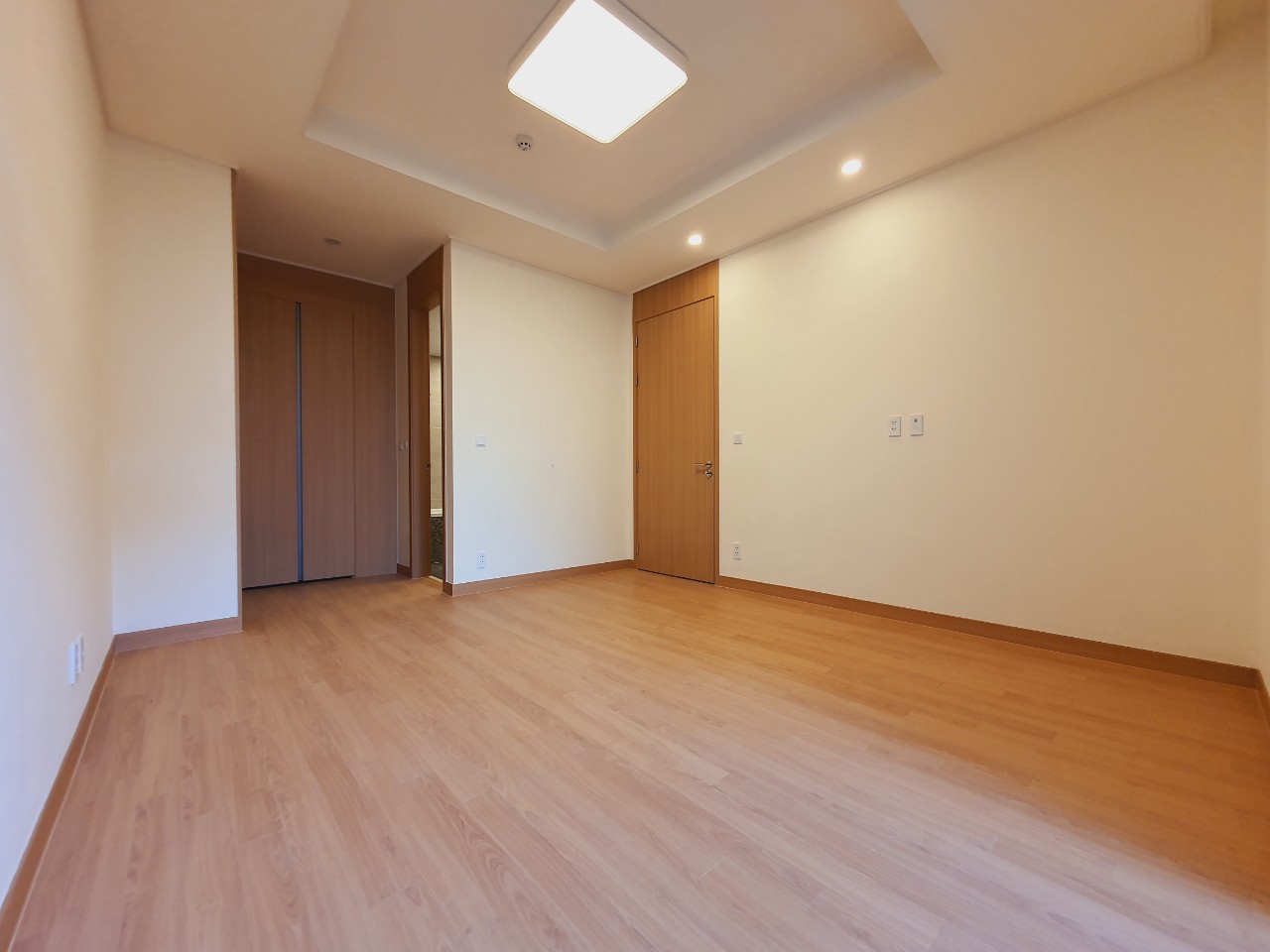 Cho thuê căn hộ 2 phòng ngủ hướng Nam cực thoáng mát chung cư Starlake 7