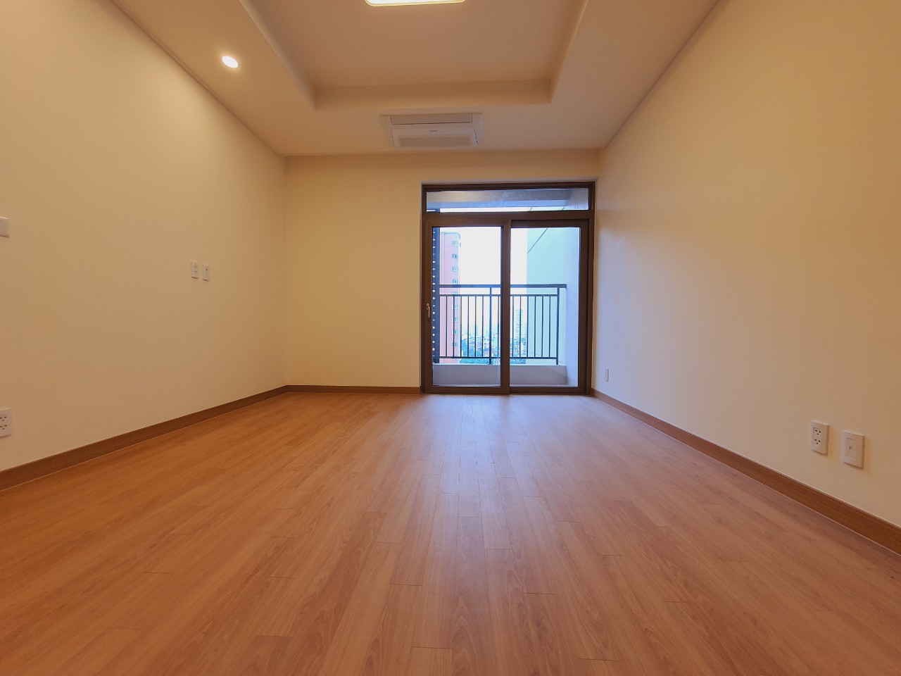Cho thuê căn hộ 2 phòng ngủ hướng Nam cực thoáng mát chung cư Starlake 8