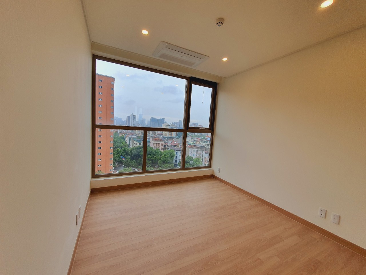 Cho thuê căn hộ 2 phòng ngủ hướng Nam cực thoáng mát chung cư Starlake 9