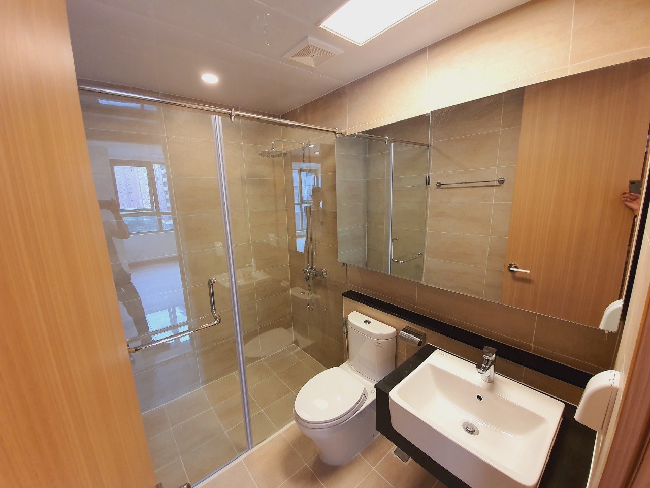 Cho thuê căn hộ 2 phòng ngủ tầng trung diện tích lớn nhất chung cư Starlake 9