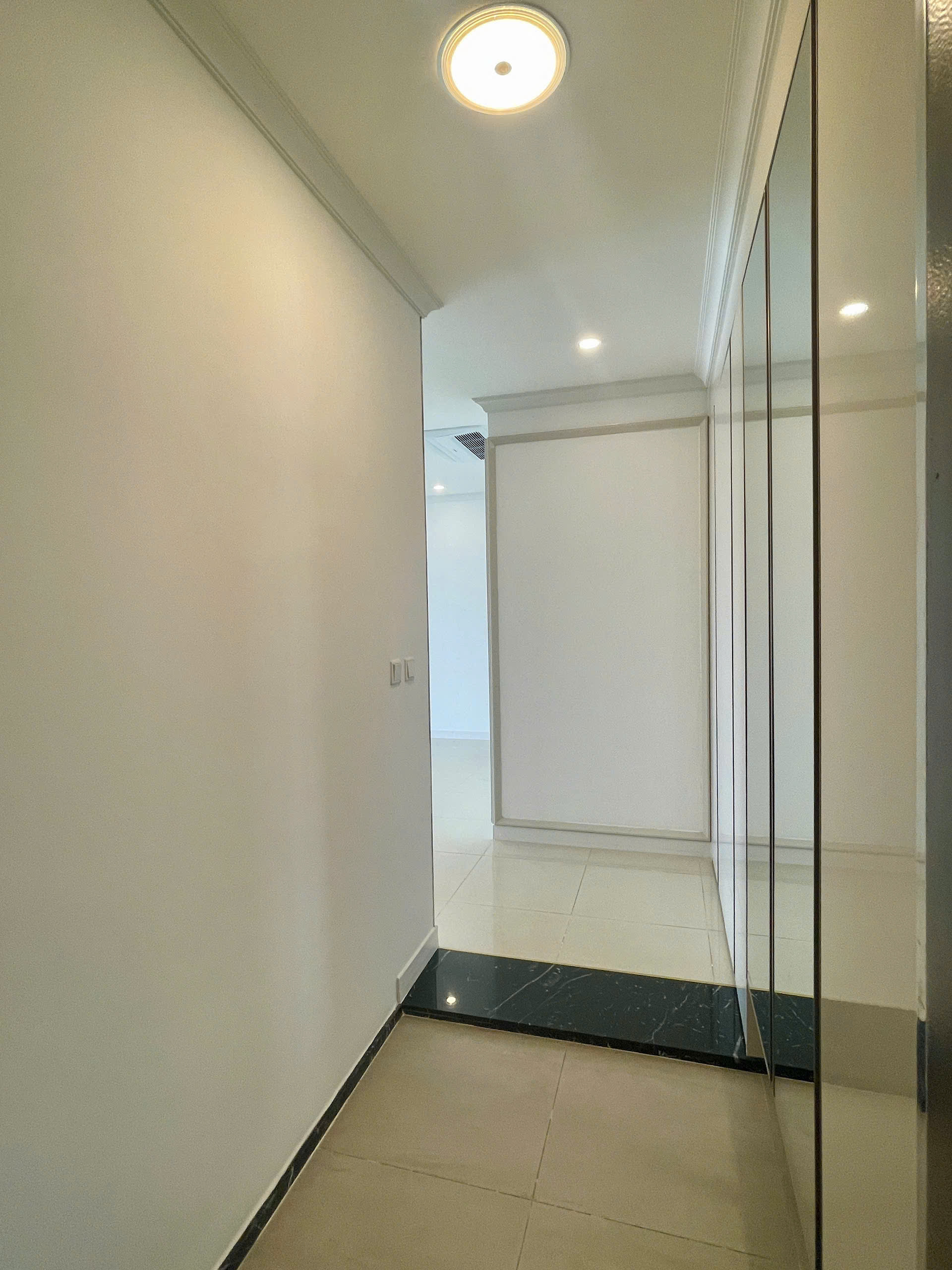Cho thuê căn hộ 2PN/2WC diện tích 113.2m2 cửa Nam ban công Tây view thành phố chung cư Starlake 1