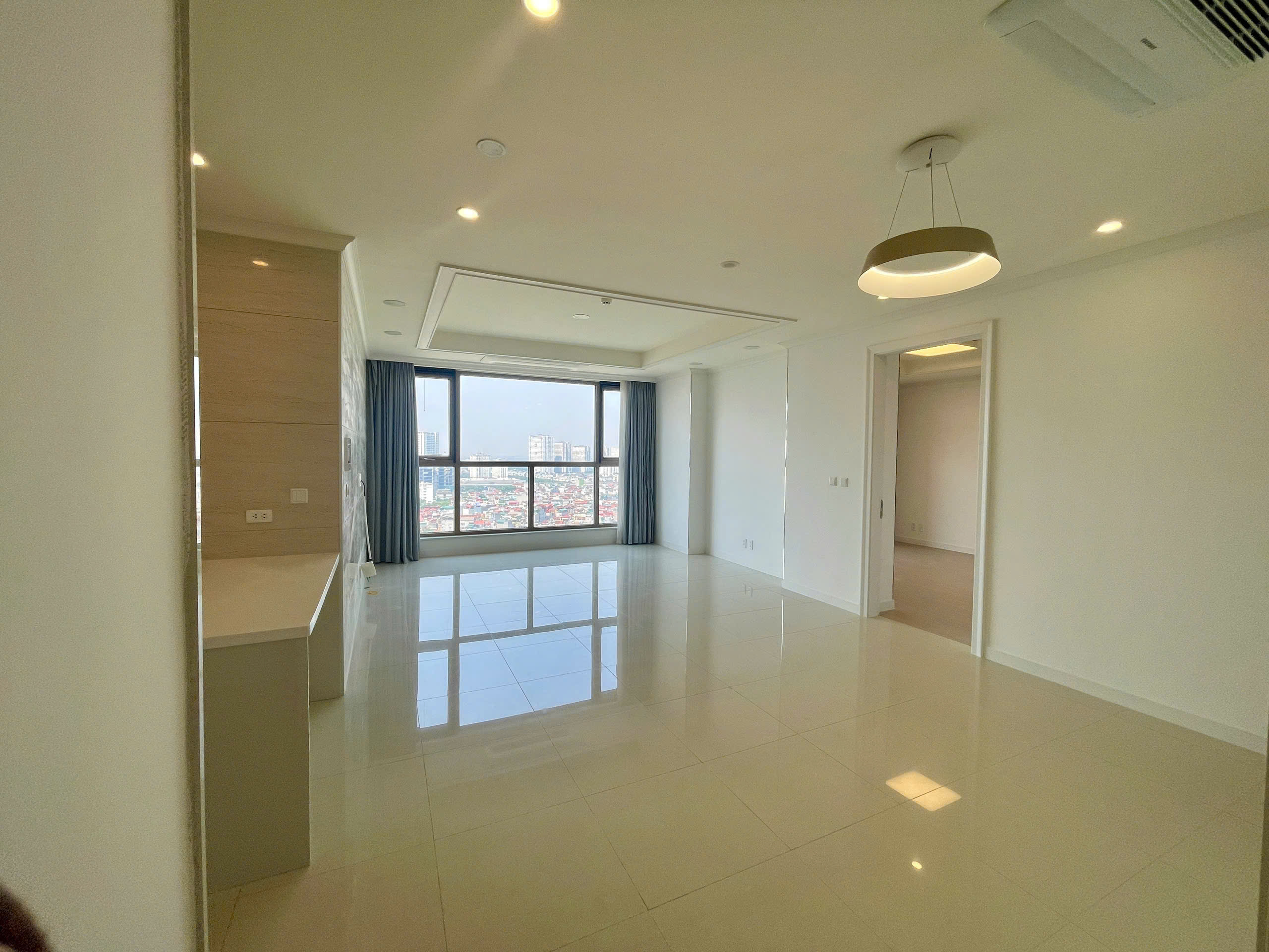 Cho thuê căn hộ 2PN/2WC diện tích 113.2m2 cửa Nam ban công Tây view thành phố chung cư Starlake 2