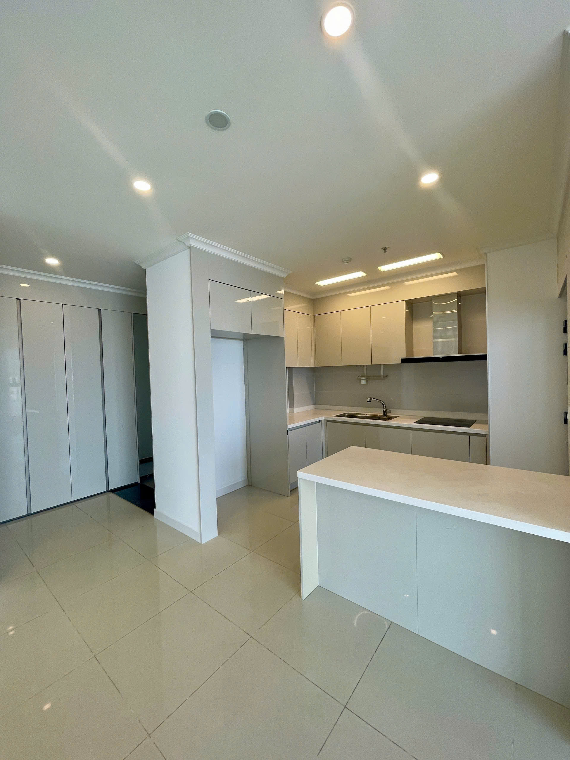 Cho thuê căn hộ 2PN/2WC diện tích 113.2m2 cửa Nam ban công Tây view thành phố chung cư Starlake 3