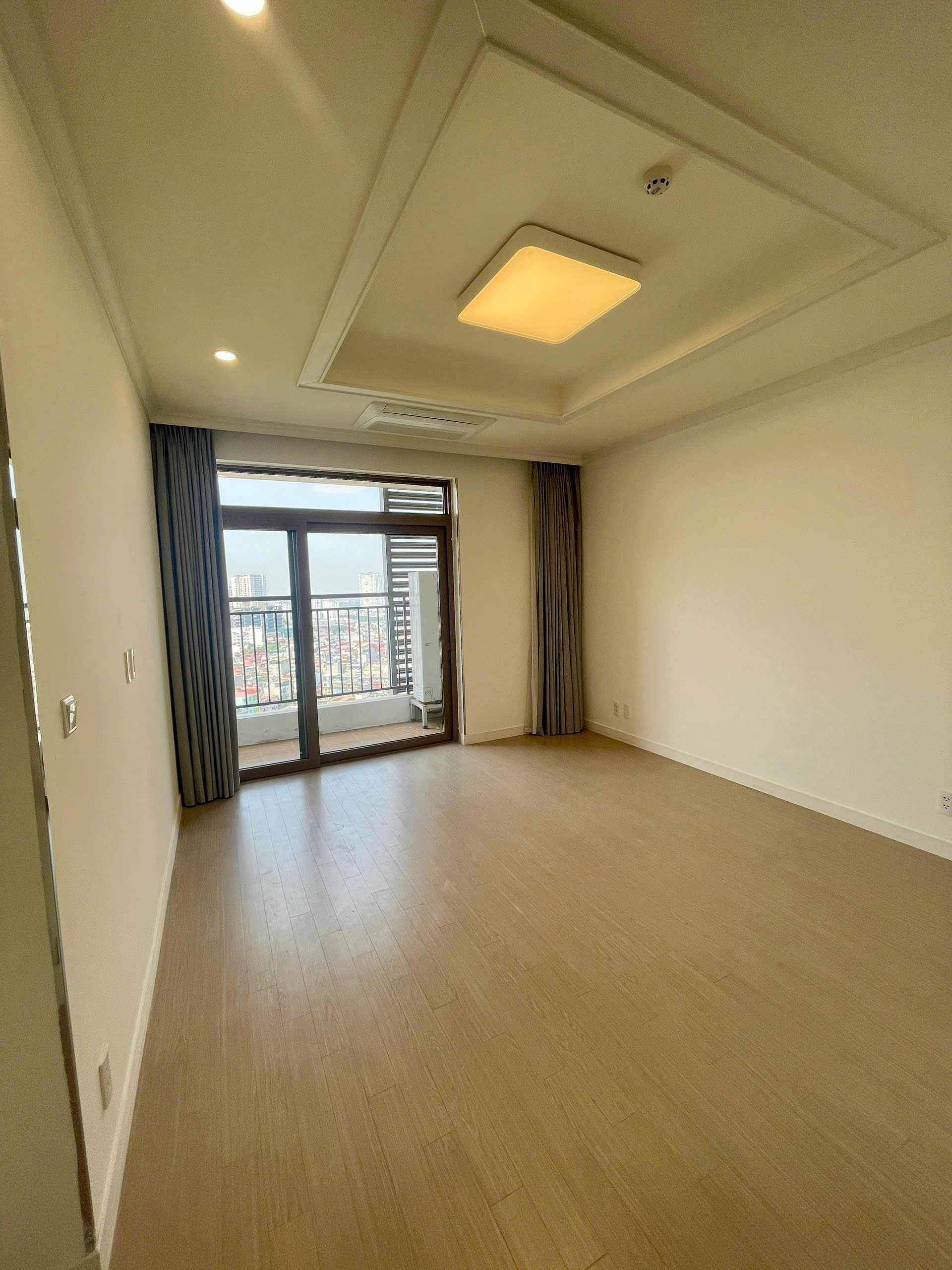 Cho thuê căn hộ 2PN/2WC diện tích 113.2m2 cửa Nam ban công Tây view thành phố chung cư Starlake 4