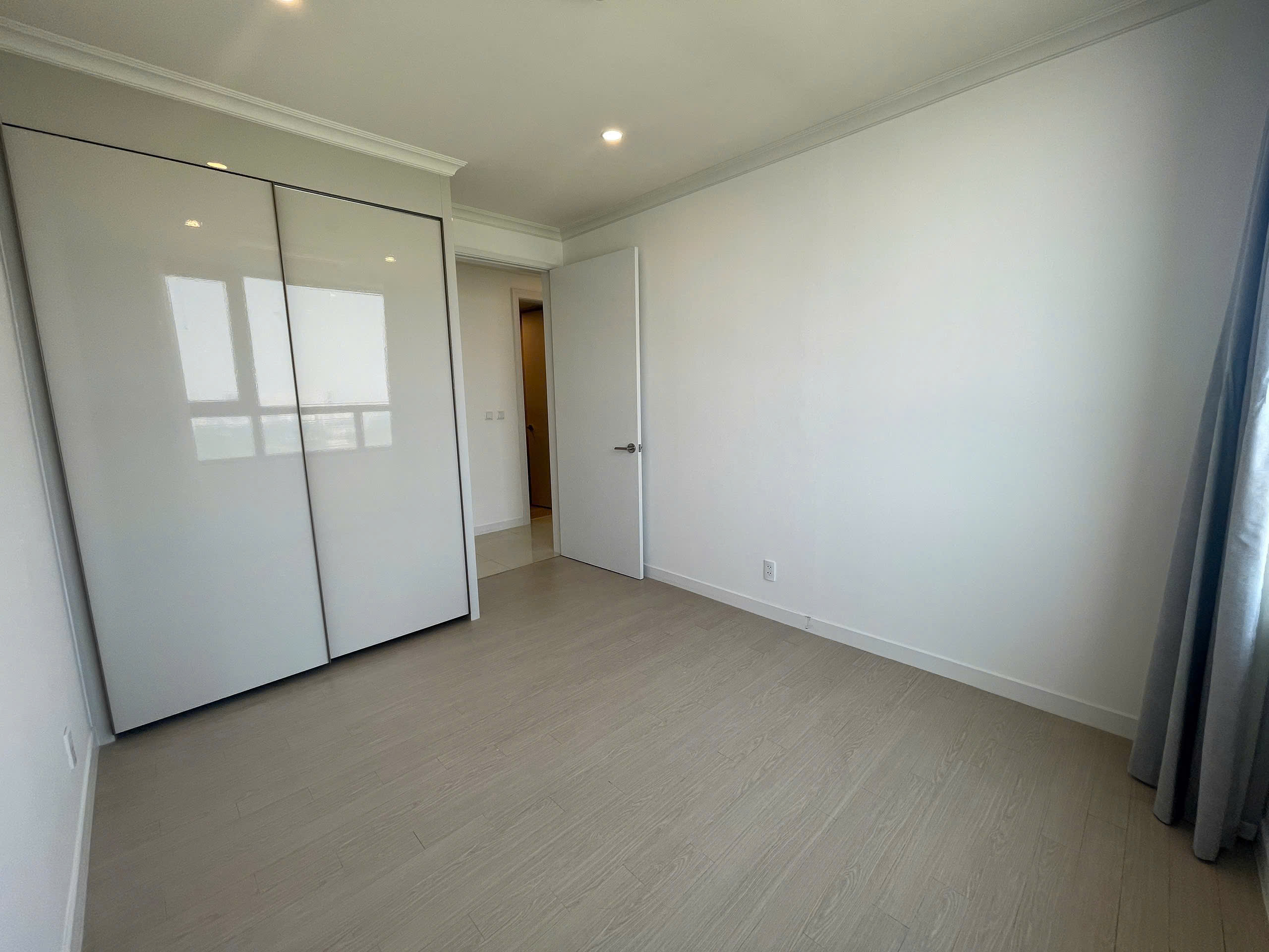 Cho thuê căn hộ 2PN/2WC diện tích 113.2m2 cửa Nam ban công Tây view thành phố chung cư Starlake 5