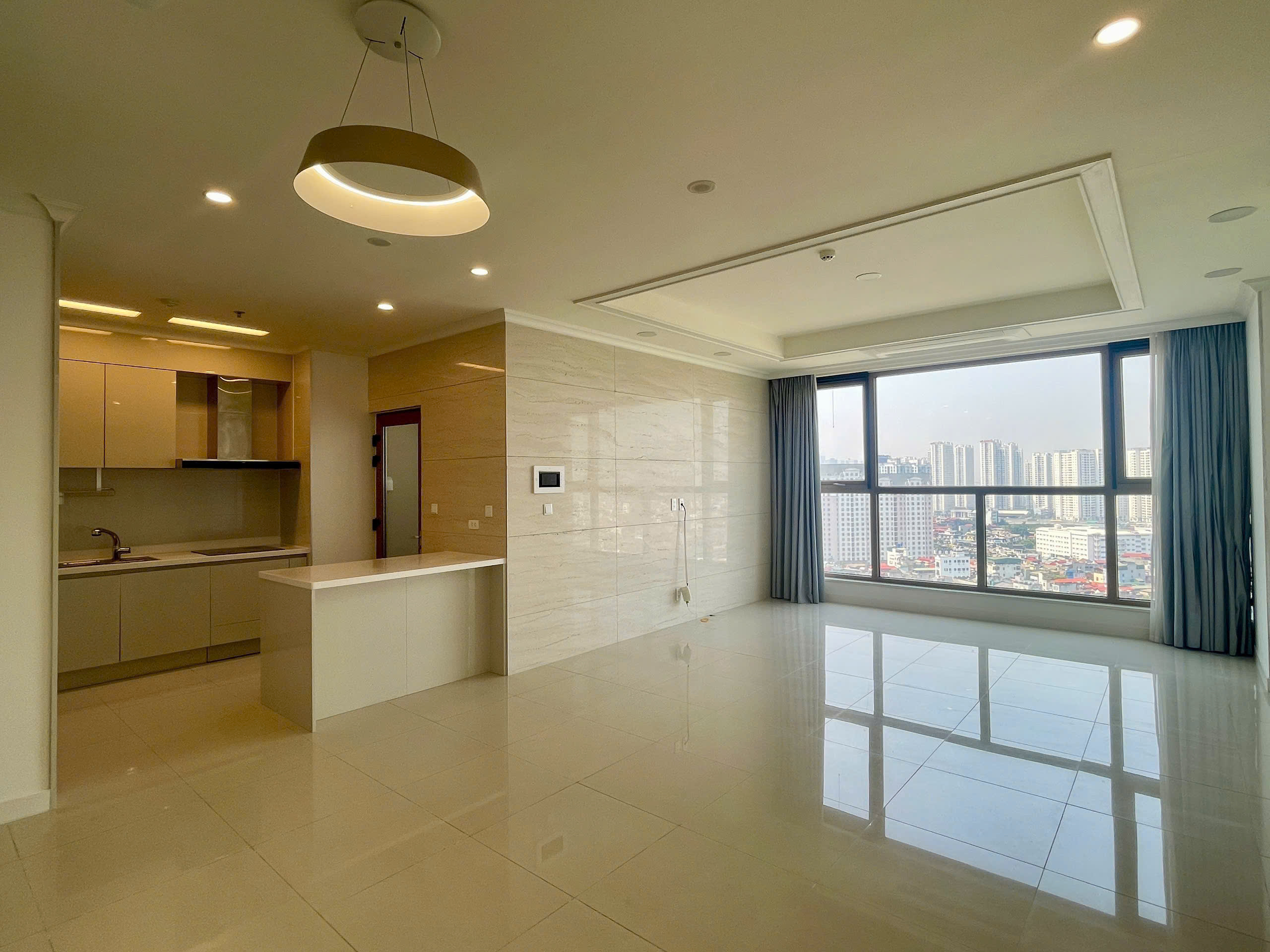Cho thuê căn hộ 2PN/2WC diện tích 113.2m2 cửa Nam ban công Tây view thành phố chung cư Starlake 6
