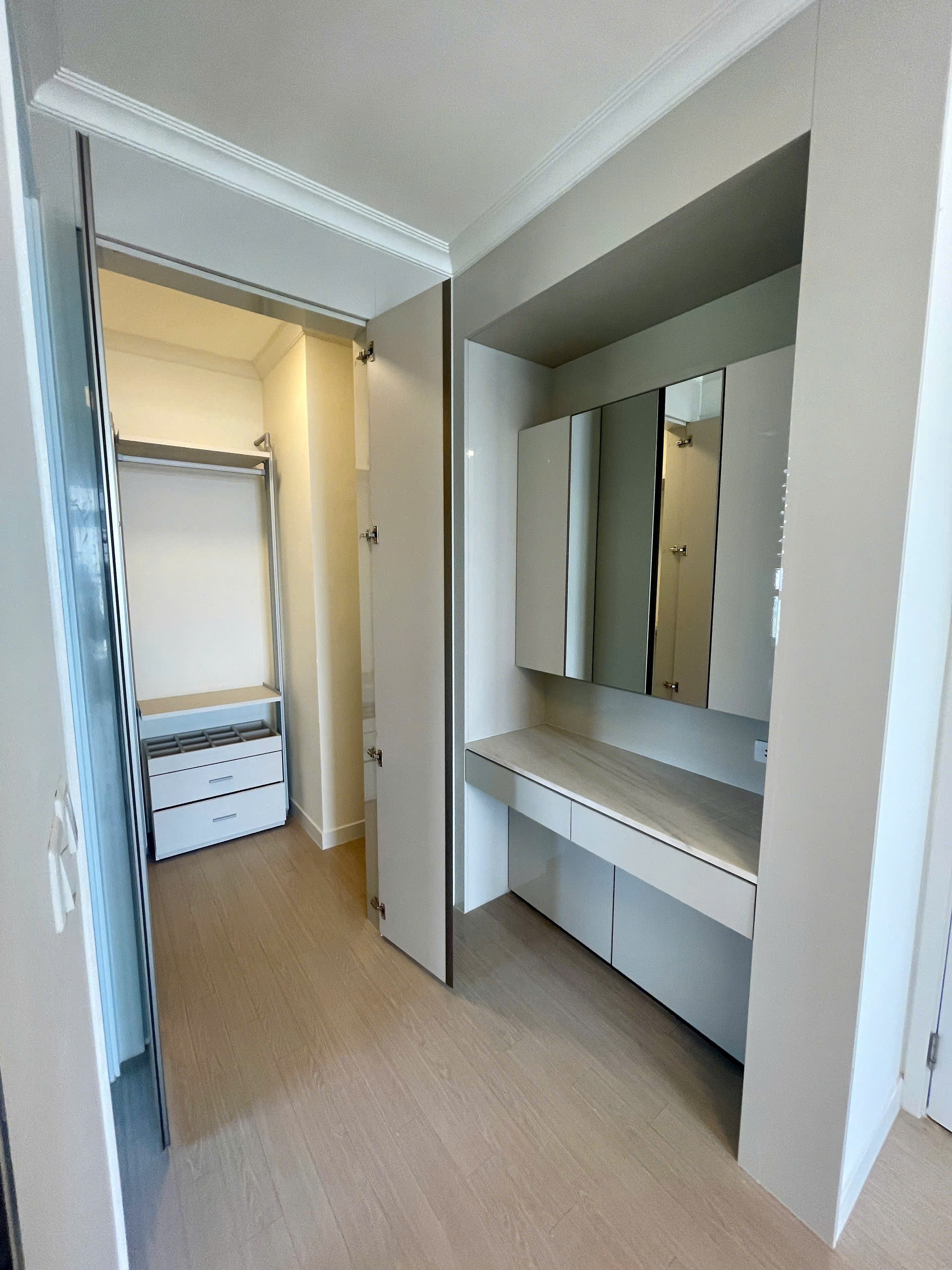 Cho thuê căn hộ 2PN/2WC diện tích 113.2m2 cửa Nam ban công Tây view thành phố chung cư Starlake 7