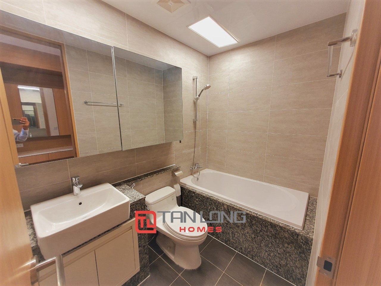 Cho thuê căn hộ 2PN/91m2 tầng thấp, đồ cơ bản 23 triệu/tháng tại 902 Starlake 12