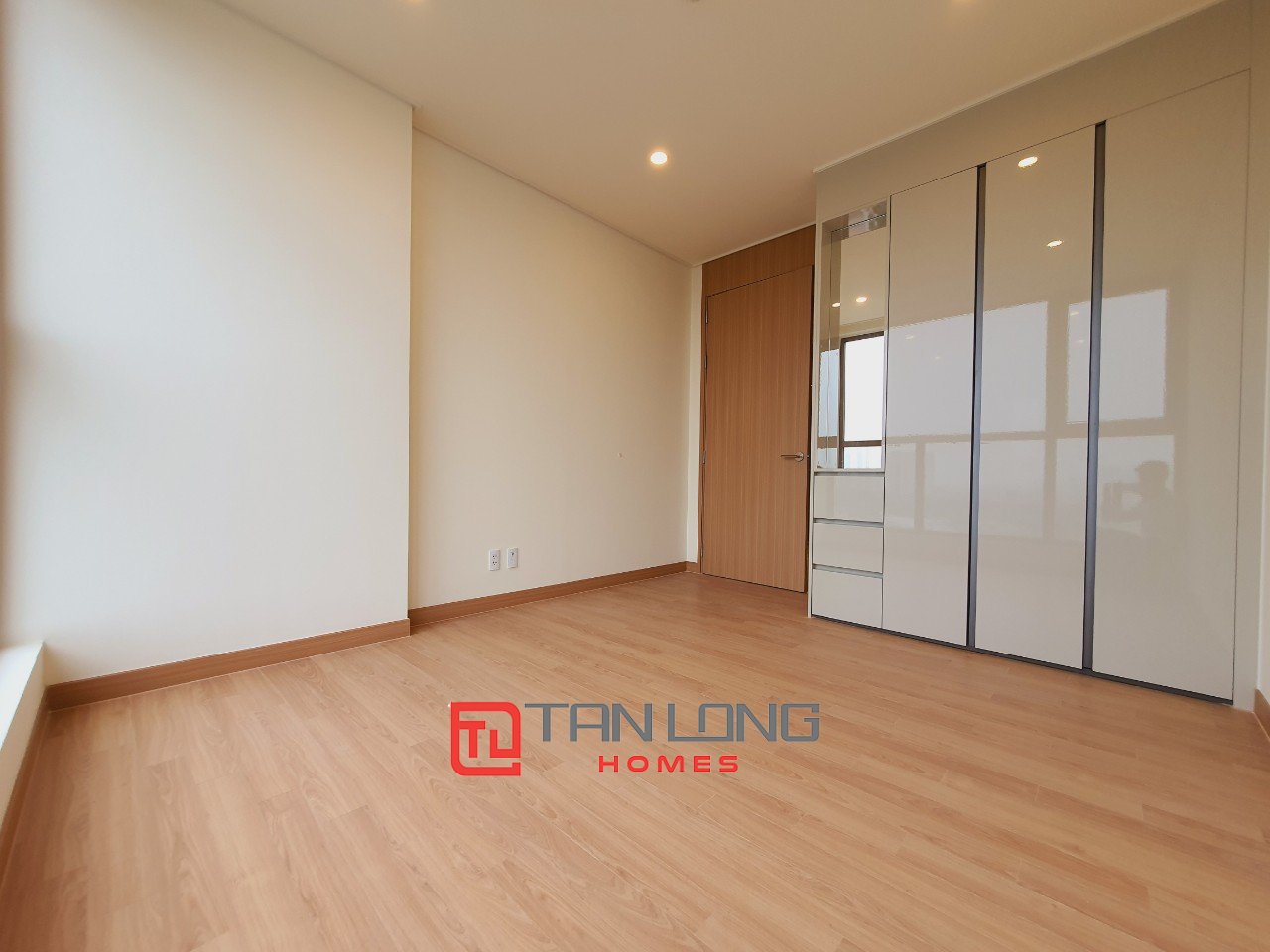 Cho thuê căn hộ 2PN/91m2 tầng thấp, đồ cơ bản 23 triệu/tháng tại 902 Starlake 6