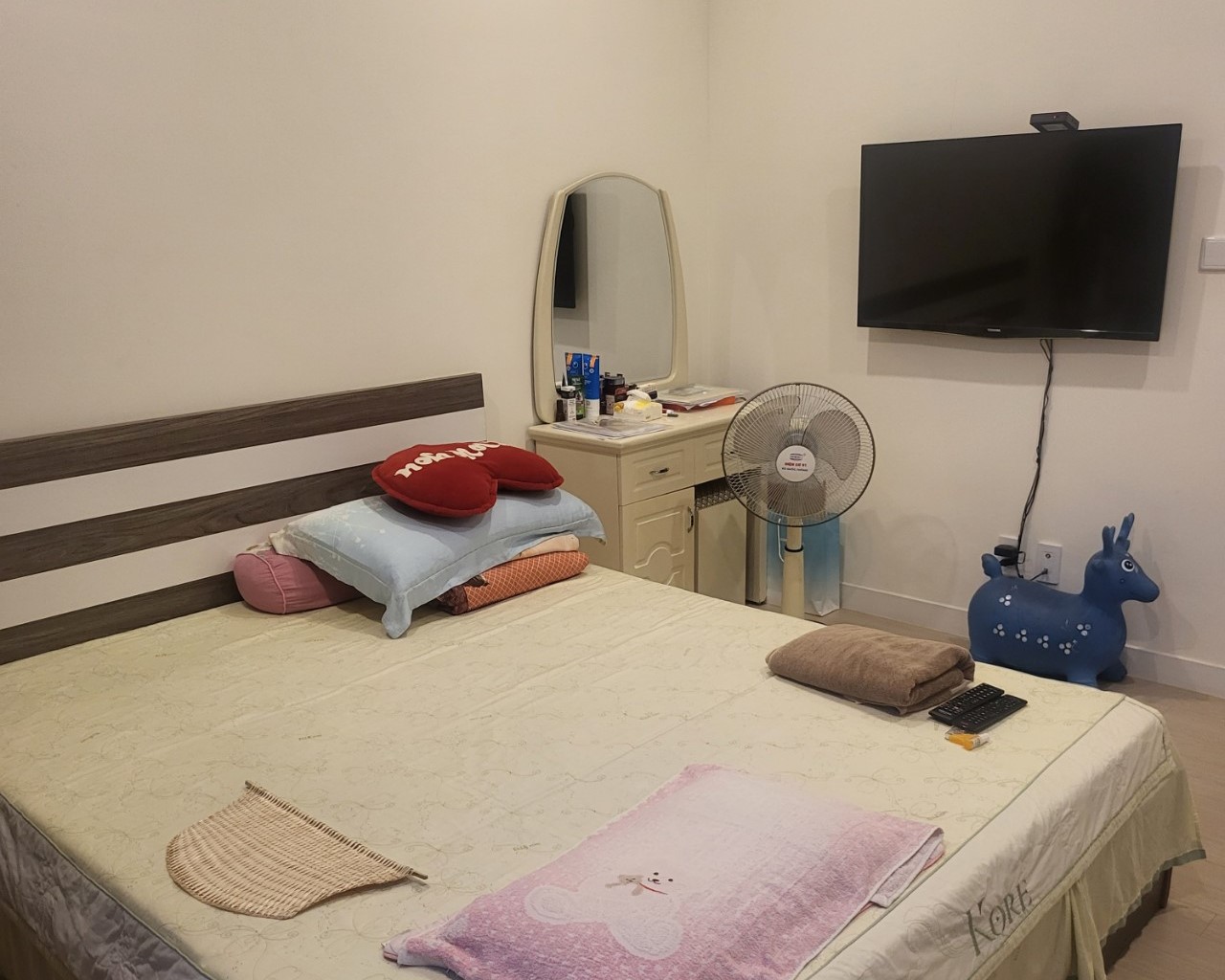 Cho thuê căn hộ 3 ngủ 109.8m2 tầng cao view biệt thự tòa 901 Starlake, giá tốt 5