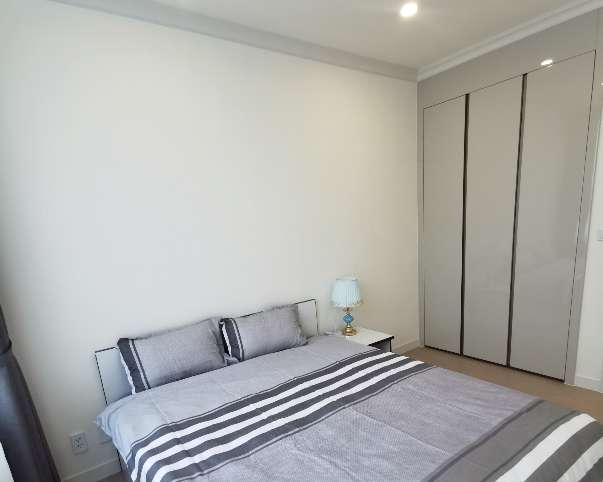 Cho thuê căn hộ 3 ngủ 112m2 tầng trung full đồ view Hồ đẳng cấp tòa 902 Starlake 6